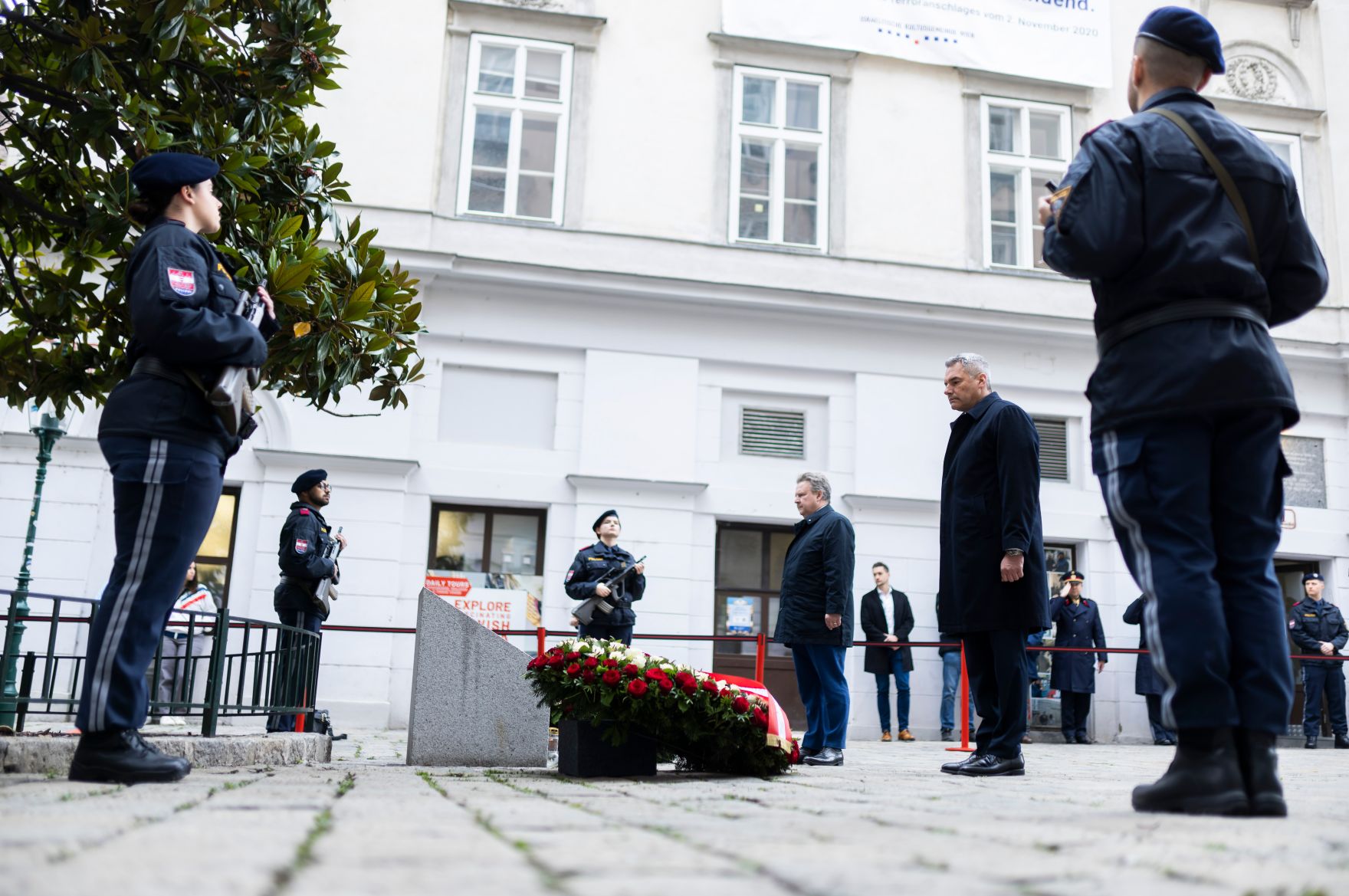 Am 2. November 2024 nahm Bundeskanzler Karl Nehammer (im Bild) an der Kranzniederlegung am Jahrestag des Terrorakts in Wien teil.