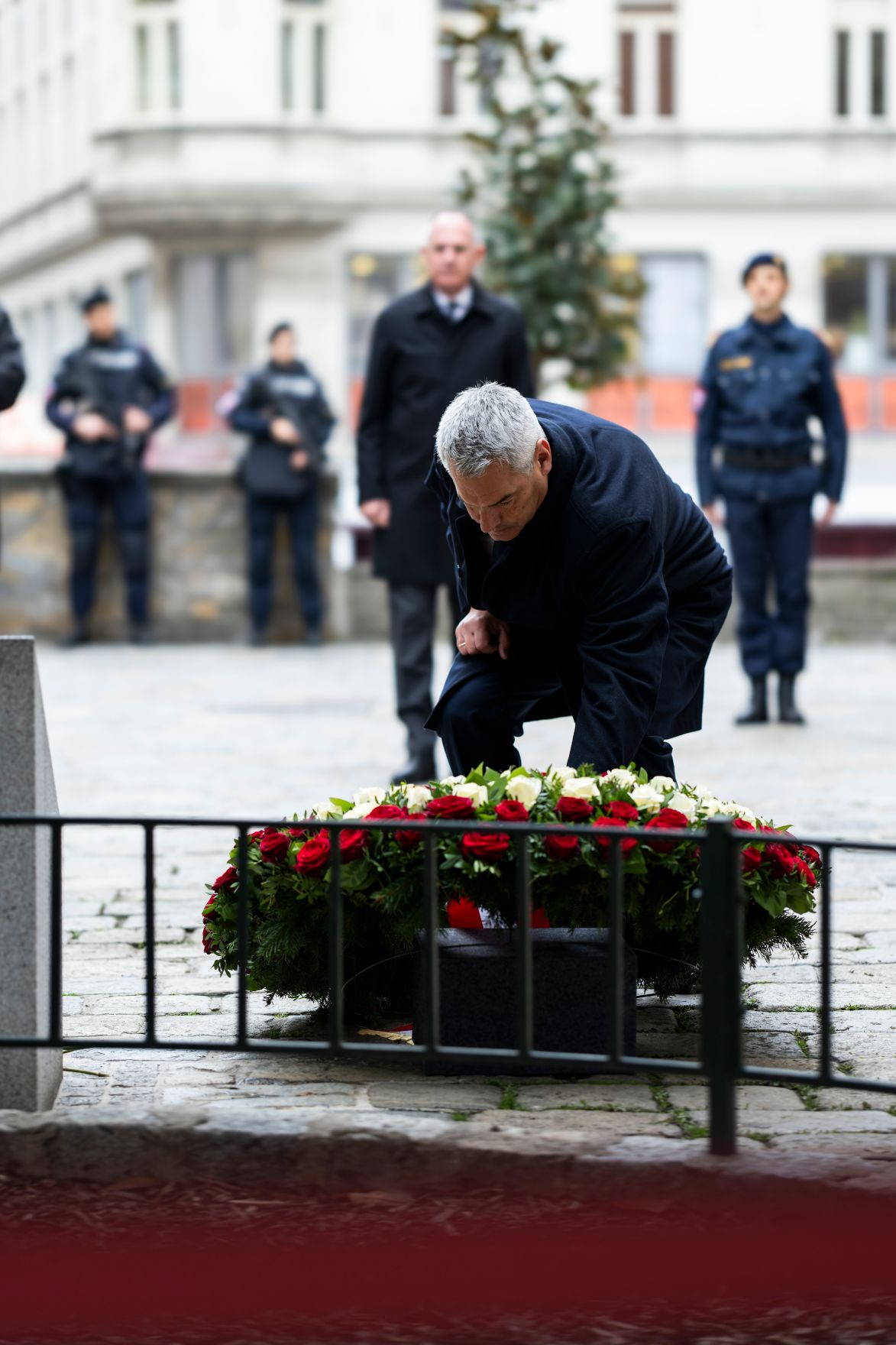 Am 2. November 2024 nahm Bundeskanzler Karl Nehammer (im Bild) an der Kranzniederlegung am Jahrestag des Terrorakts in Wien teil.