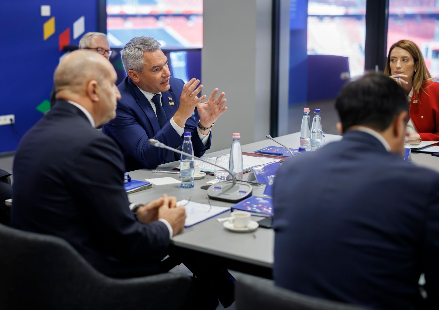 Am 7. November 2024 reiste Bundeskanzler Karl Nehammer (m.l.) anl&auml;sslich eines Arbeitsbesuches nach Budapest. Im Bild bei einem Arbeitsgespr&auml;ch mit Roberta Metsola der Pr&auml;sidentin des Europ&auml;ischen Parlaments, Giorgia Meloni Ministerpr&auml;sidentin von Italien, Rumen Radew dem Pr&auml;sidenten der Republik Bulgarien, Edi Rama dem Ministerpr&auml;sidenten von Albanien, Nikos Christodoulidis dem Pr&auml;sidenten der Republik Zypern, Petr Fiala dem Ministerpr&auml;sidenten der Tschechischen Republik, Viktor Orban dem Ministerpr&auml;sidenten von Ungarn und Alain Berset dem Generalsekret&auml;r des Europarates.