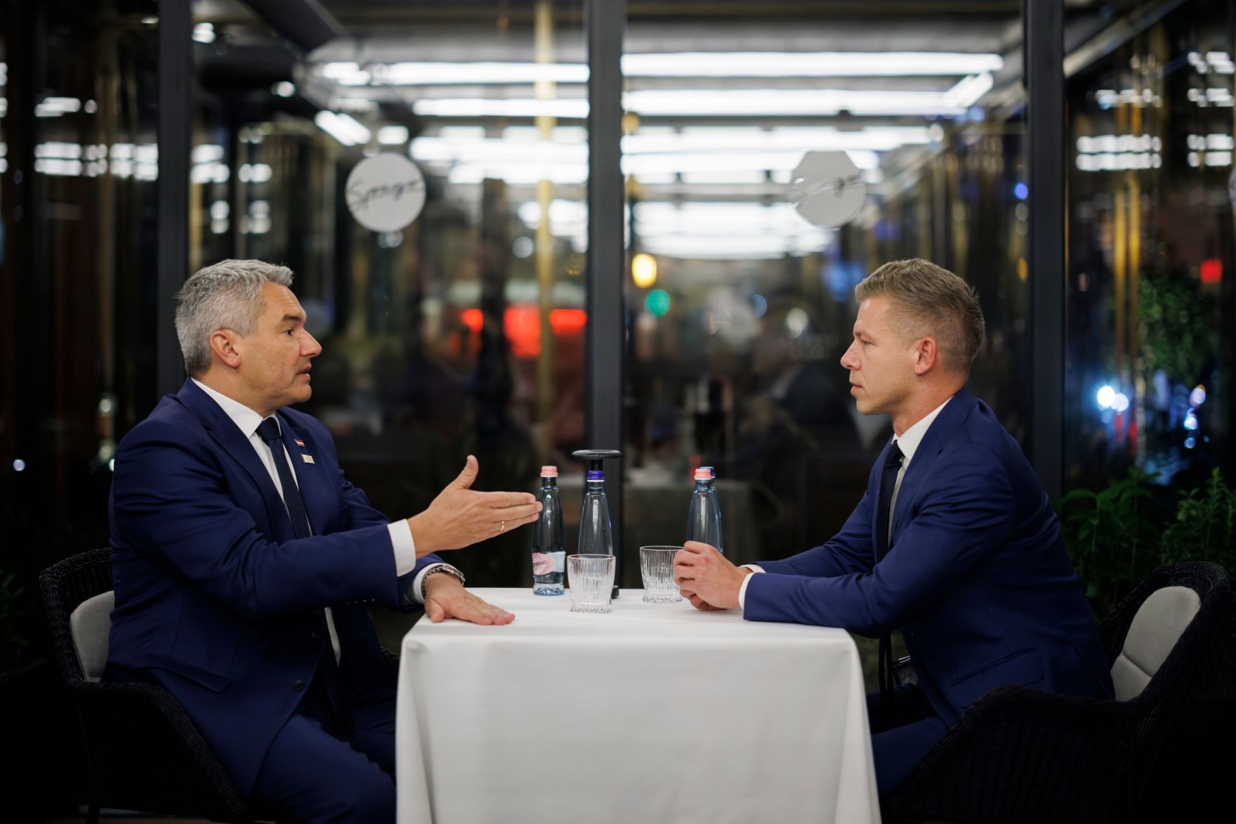 Am 7. November 2024 reiste Bundeskanzler Karl Nehammer (l.) anl&auml;sslich eines Arbeitsbesuches nach Budapest. Im Bild mit P&eacute;ter Magyar (r.).