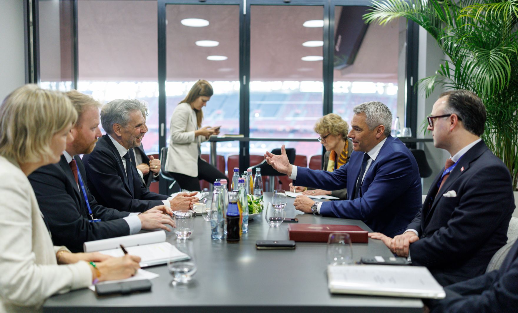 Am 7. November 2024 reiste Bundeskanzler Karl Nehammer (r.) anl&auml;sslich eines Arbeitsbesuches nach Budapest. Im Bild bei einem biliteralen Gespr&auml;ch mit dem Ministerpr&auml;sident der Niederlande Dick Schoof (l.).