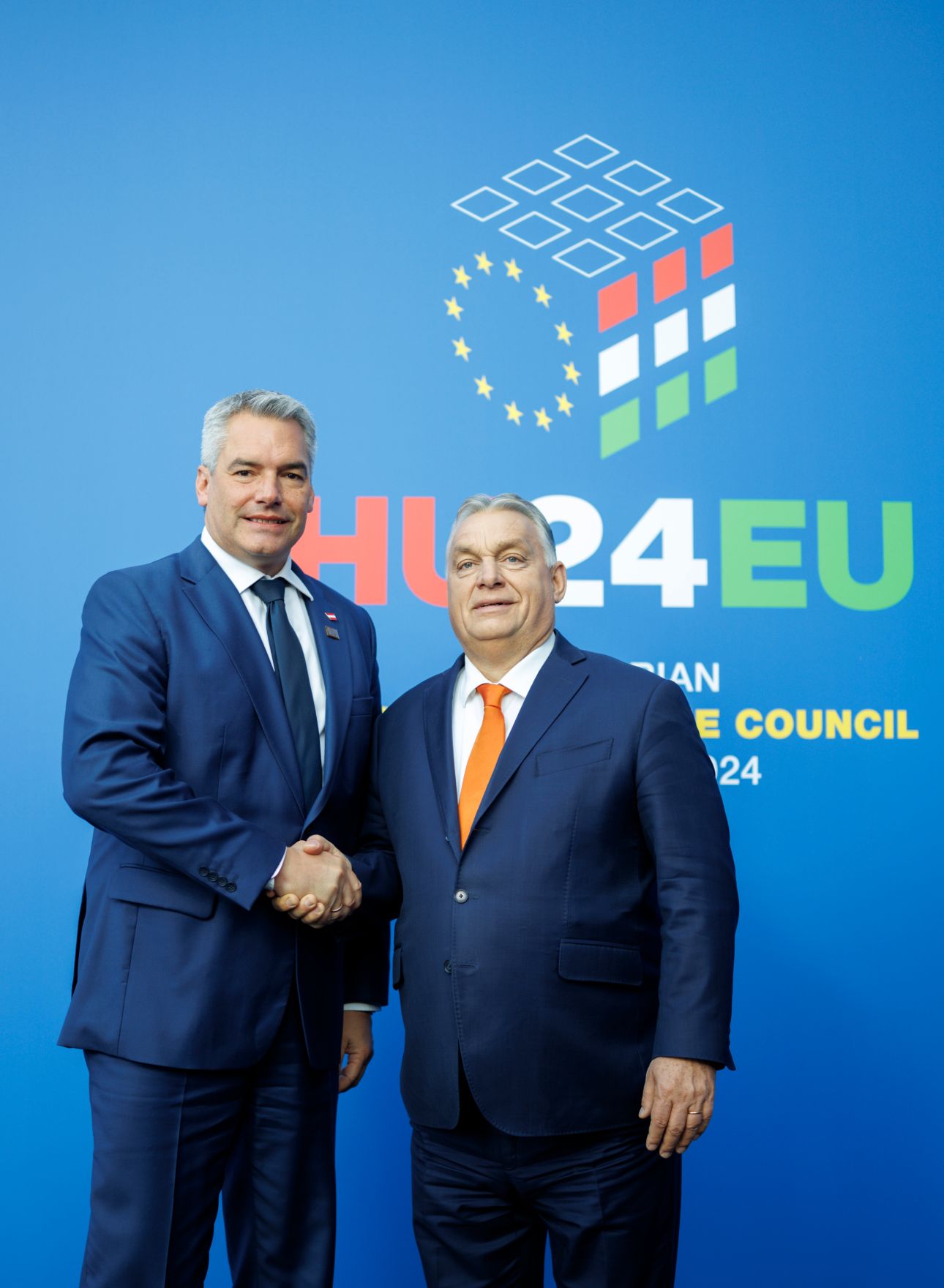 Am 7. November 2024 reiste Bundeskanzler Karl Nehammer (l.) anl&auml;sslich eines Arbeitsbesuches nach Budapest. Im Bild mit dem Ministerpr&auml;sident von Ungarn Viktor Orb&aacute;n (r.) bei der Informellen Tagung der Staats- und Regierungschefs.