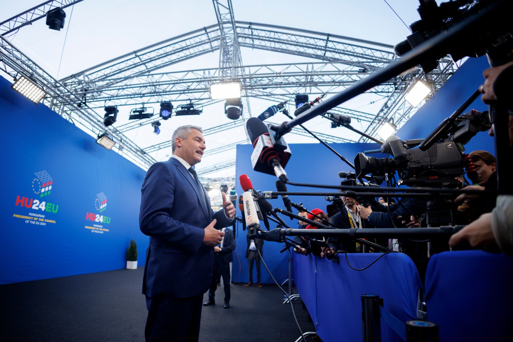 Am 7. November 2024 reiste Bundeskanzler Karl Nehammer anl&auml;sslich eines Arbeitsbesuches nach Budapest. Im Bild beim Doorstep der Informellen Tagung der Staats- und Regierungschefs.