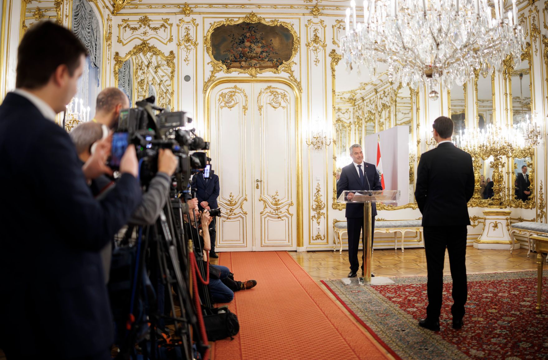 Am 11. November 2024 wurde der Landeshauptmann Markus Wallner (r.) von Bundeskanzler Karl Nehammer (l.) in Vertretung des Bundespr&auml;sidenten angelobt.