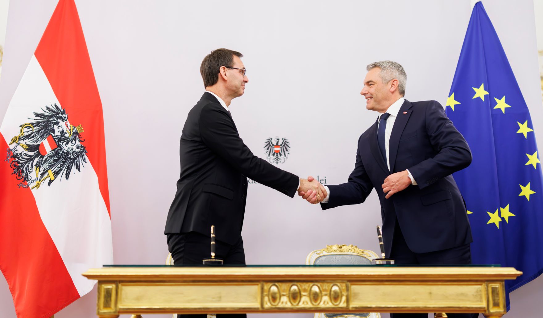 Am 11. November 2024 wurde der Landeshauptmann Markus Wallner (l.) von Bundeskanzler Karl Nehammer (r.) in Vertretung des Bundespr&auml;sidenten angelobt.