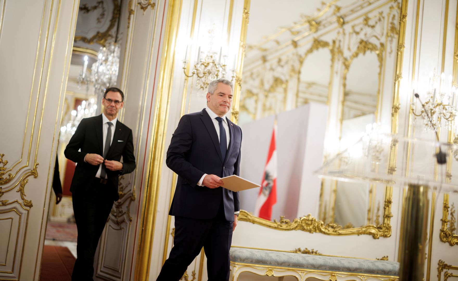 Am 11. November 2024 wurde der Landeshauptmann Markus Wallner (l.) von Bundeskanzler Karl Nehammer (r.) in Vertretung des Bundespr&auml;sidenten angelobt.