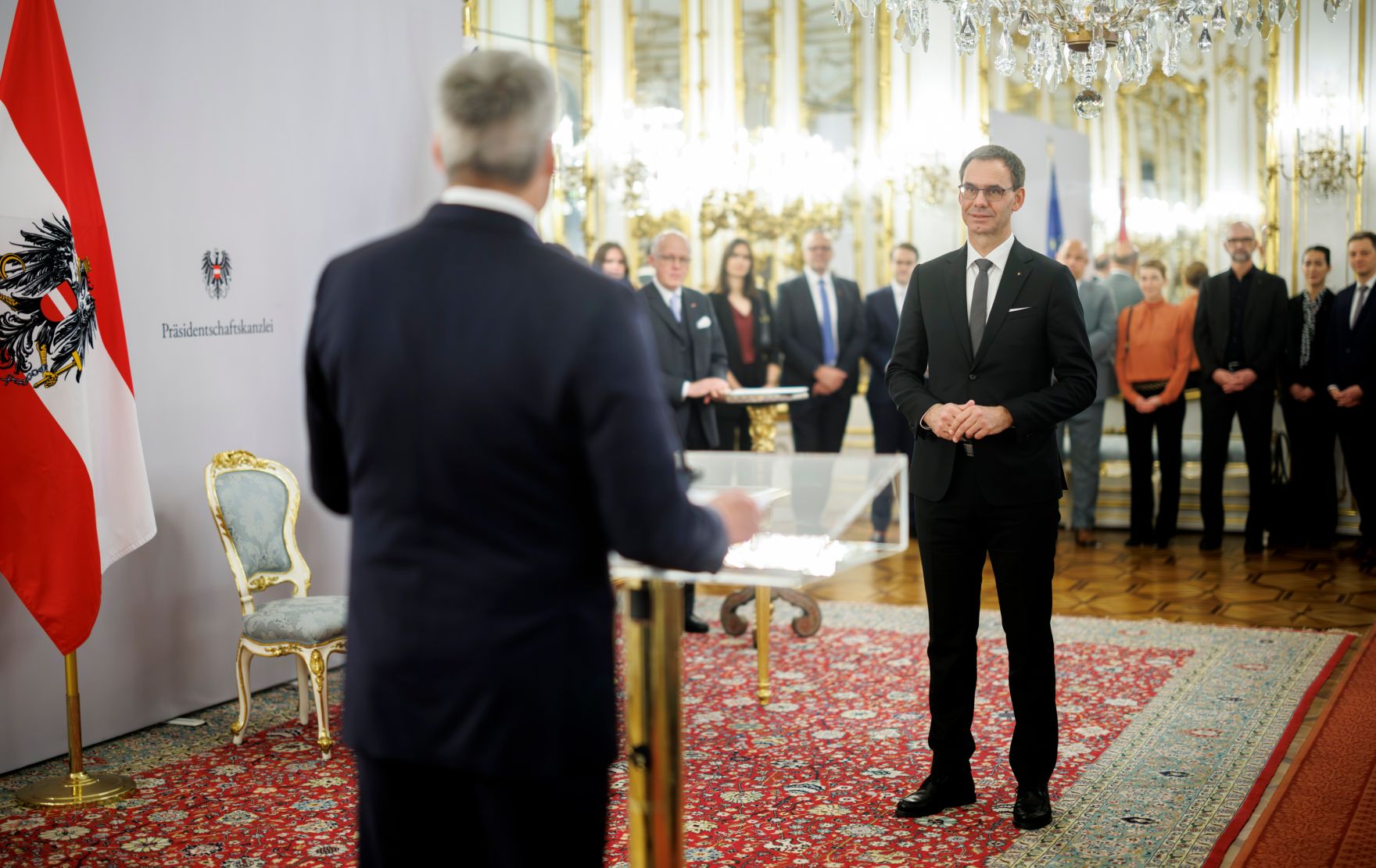 Am 11. November 2024 wurde der Landeshauptmann Markus Wallner (l.) von Bundeskanzler Karl Nehammer (r.) in Vertretung des Bundespr&auml;sidenten angelobt.