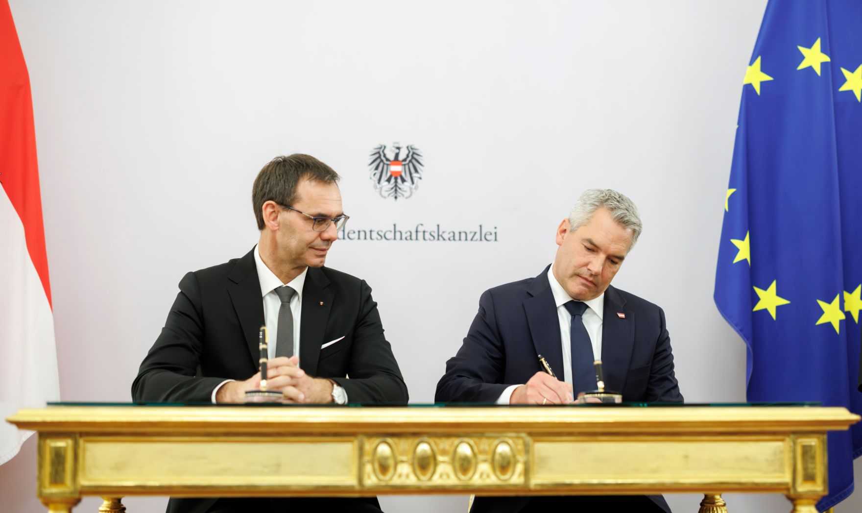 Am 11. November 2024 wurde der Landeshauptmann Markus Wallner (l.) von Bundeskanzler Karl Nehammer (r.) in Vertretung des Bundespr&auml;sidenten angelobt.