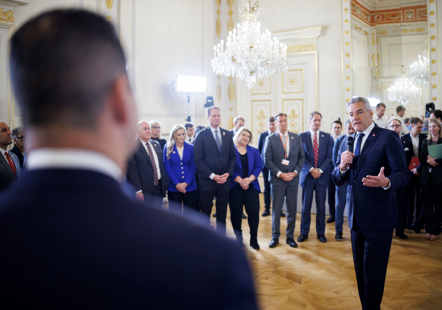 Am 11. November 2024 empfing Bundeskanzler Karl Nehammer (r.) eine Delegation des US-Kongress im Bundeskanzleramt.