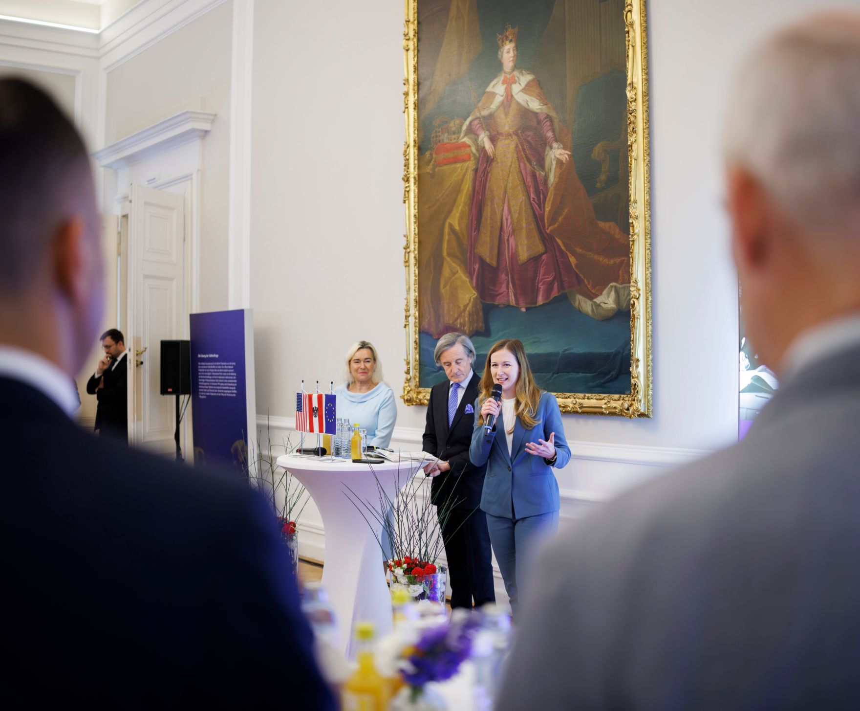 Am 11. November 2024 empfing Bundeskanzler Karl Nehammer eine Delegation des US-Kongress im Bundeskanzleramt. Im Bild mit Staatssekret&auml;rin Claudia Plakolm (r.).