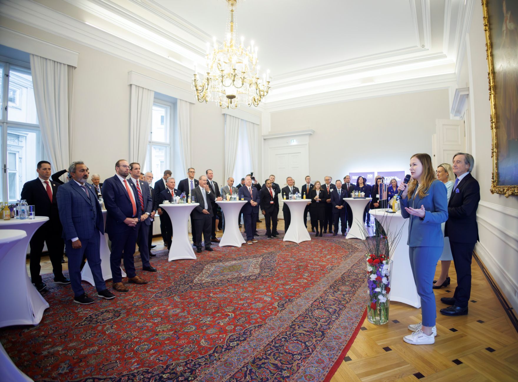 Am 11. November 2024 empfing Bundeskanzler Karl Nehammer eine Delegation des US-Kongress im Bundeskanzleramt. Im Bild mit Staatssekret&auml;rin Claudia Plakolm (r.).