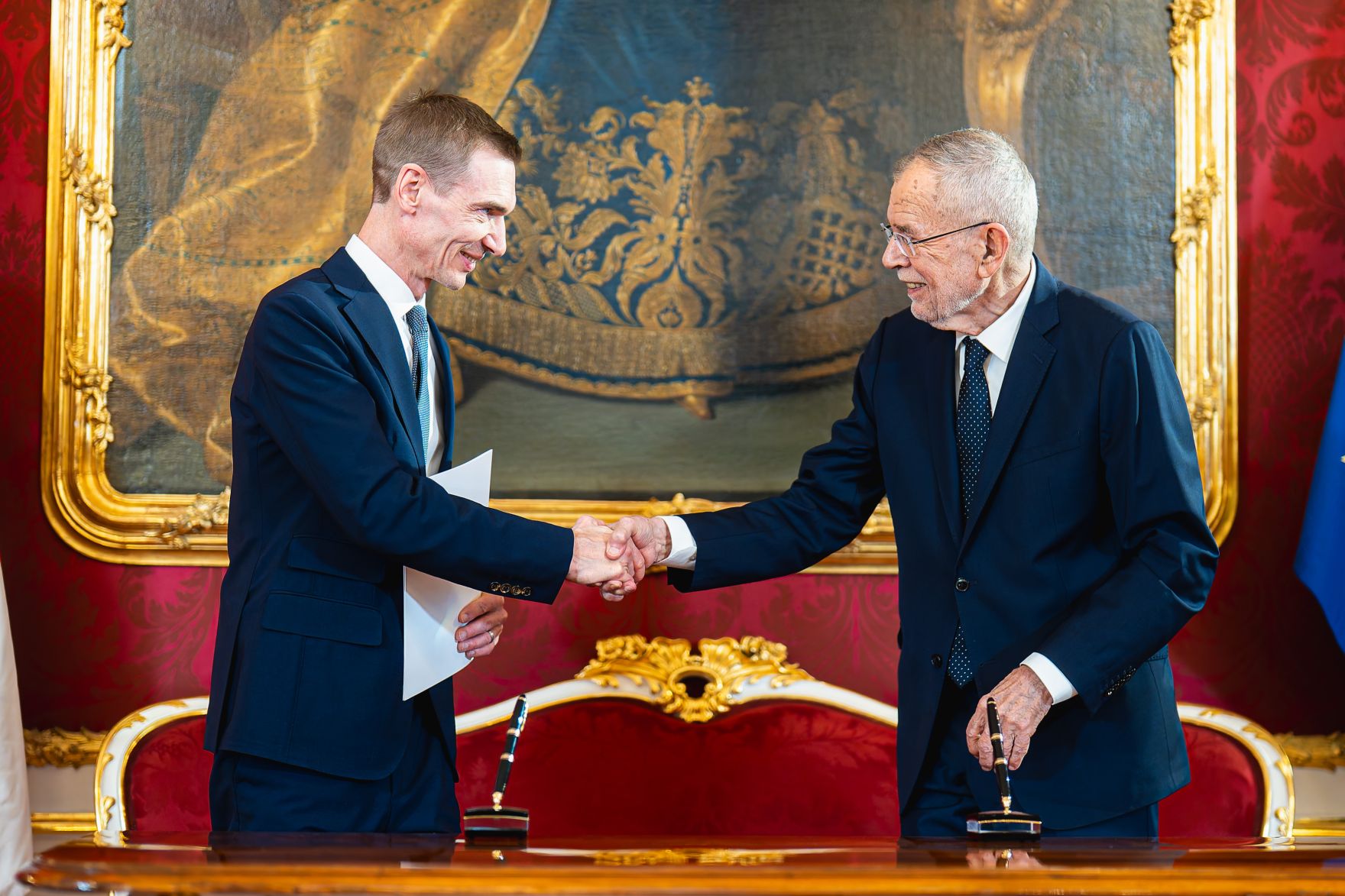 Am 20. November 2024 wurde Bundesminister Gunter Mayr (l.) angelobt. Im Bild mit Bundespr&auml;sident Alexander van der Bellen (r.).