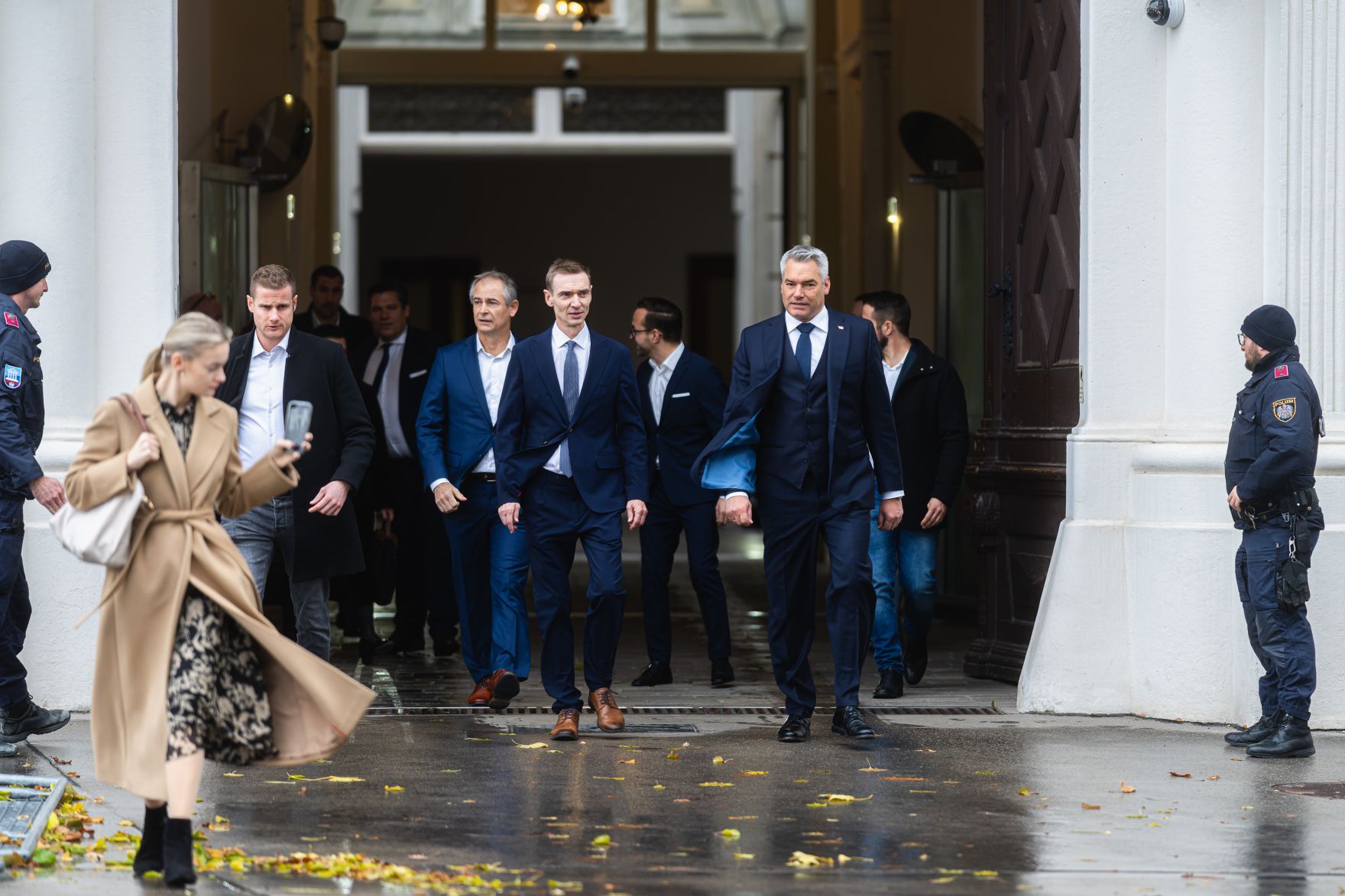 Am 20. November 2024 wurde Bundesminister Gunter Mayr (m.l.) angelobt. Im Bild mit Bundeskanzler Karl Nehammer (m.r.).