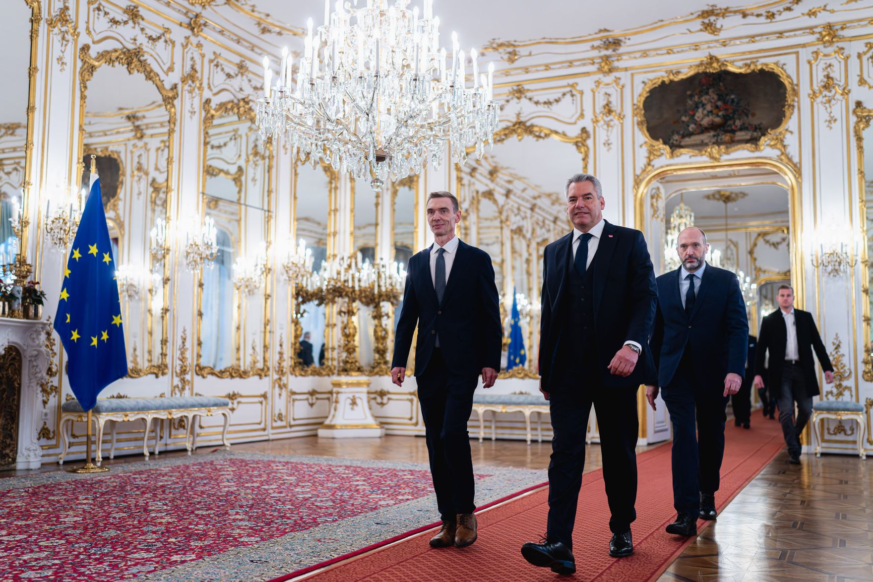 Am 20. November 2024 wurde Bundesminister Gunter Mayr (l.) angelobt. Im Bild mit Bundeskanzler Karl Nehammer (2.v.l.).