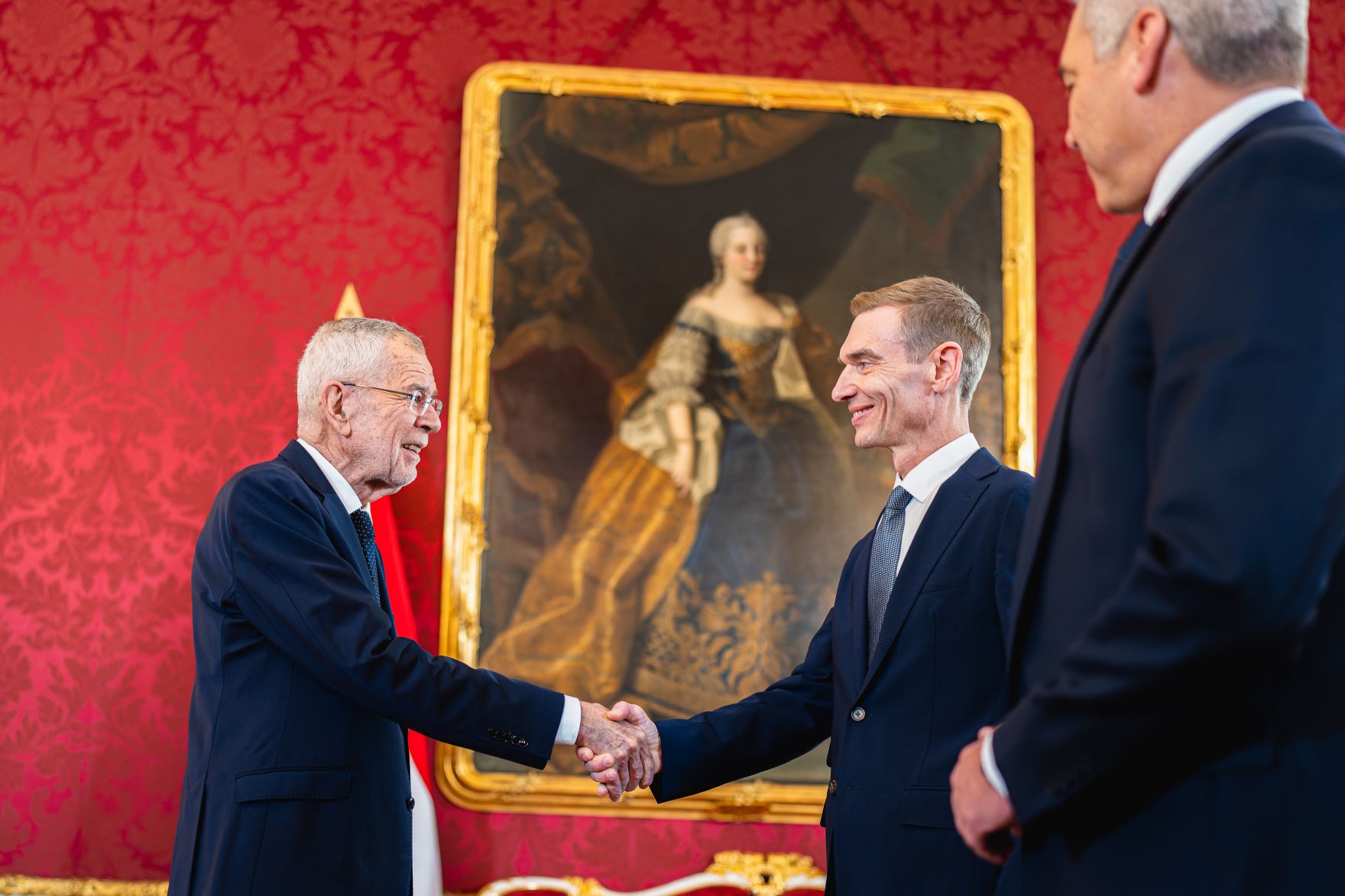 Am 20. November 2024 wurde Bundesminister Gunter Mayr (m.) angelobt. Im Bild mit Bundespr&auml;sident Alexander van der Bellen (l.) und Bundeskanzler Karl Nehammer (r.).
