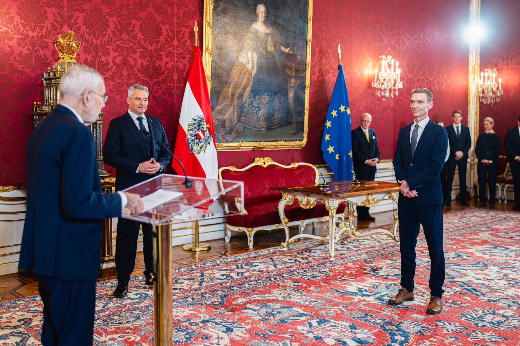 Am 20. November 2024 wurde Bundesminister Gunter Mayr (r.) angelobt. Im Bild mit Bundespr&auml;sident Alexander van der Bellen (l.) und Bundeskanzler Karl Nehammer (2.v.l.).