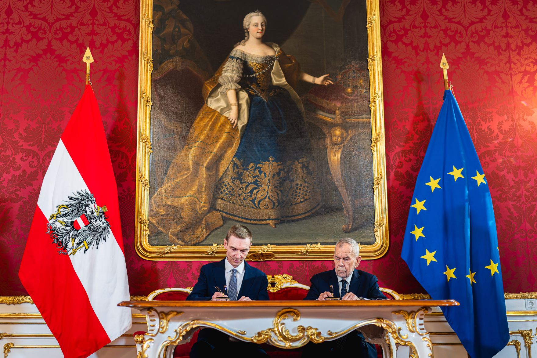 Am 20. November 2024 wurde Bundesminister Gunter Mayr (l.) angelobt. Im Bild mit Bundespr&auml;sident Alexander van der Bellen (r.).