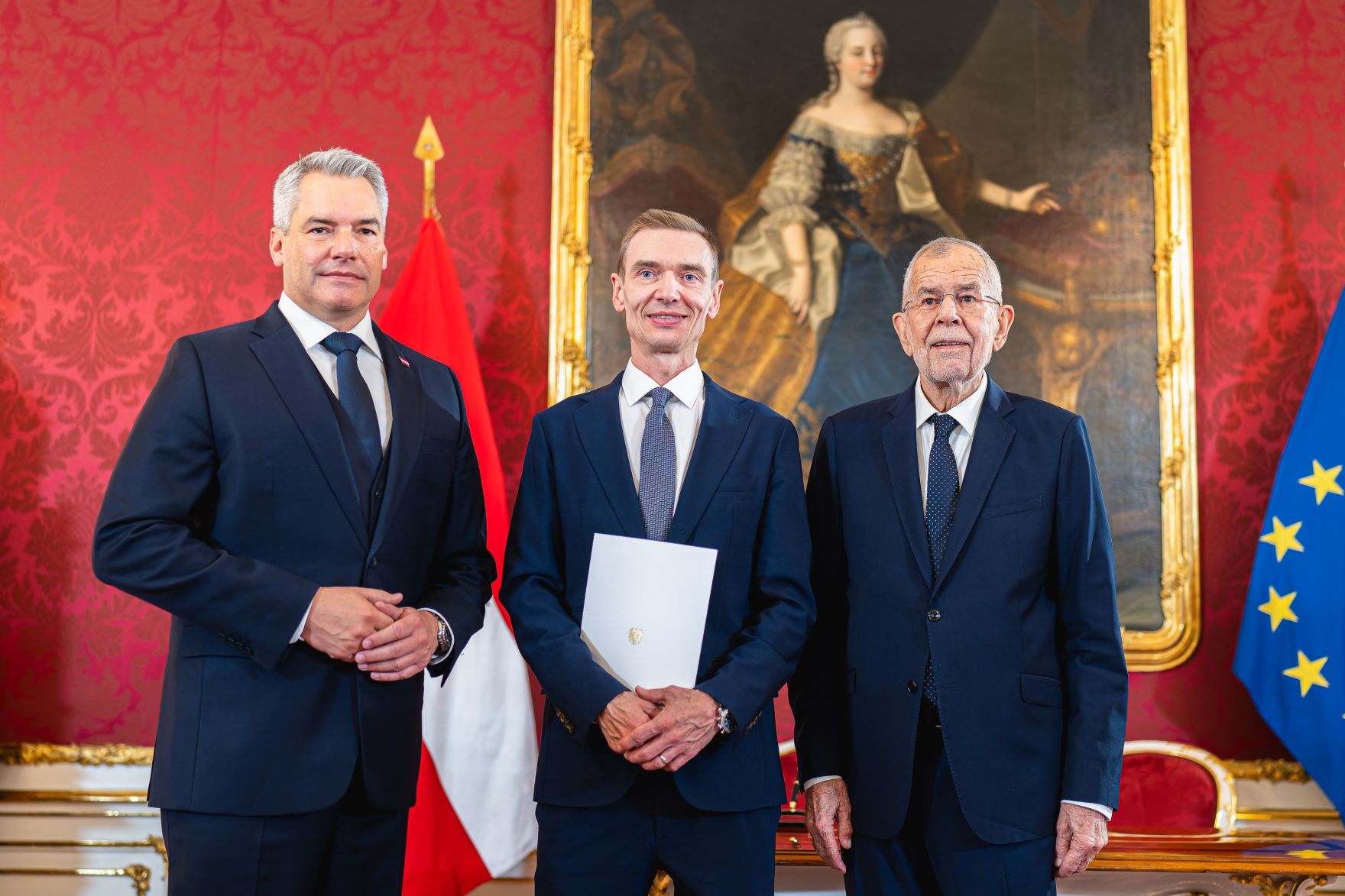 Am 20. November 2024 wurde Bundesminister Gunter Mayr (m.) angelobt. Im Bild mit Bundespr&auml;sident Alexander van der Bellen (r.) und Bundeskanzler Karl Nehammer (l.).