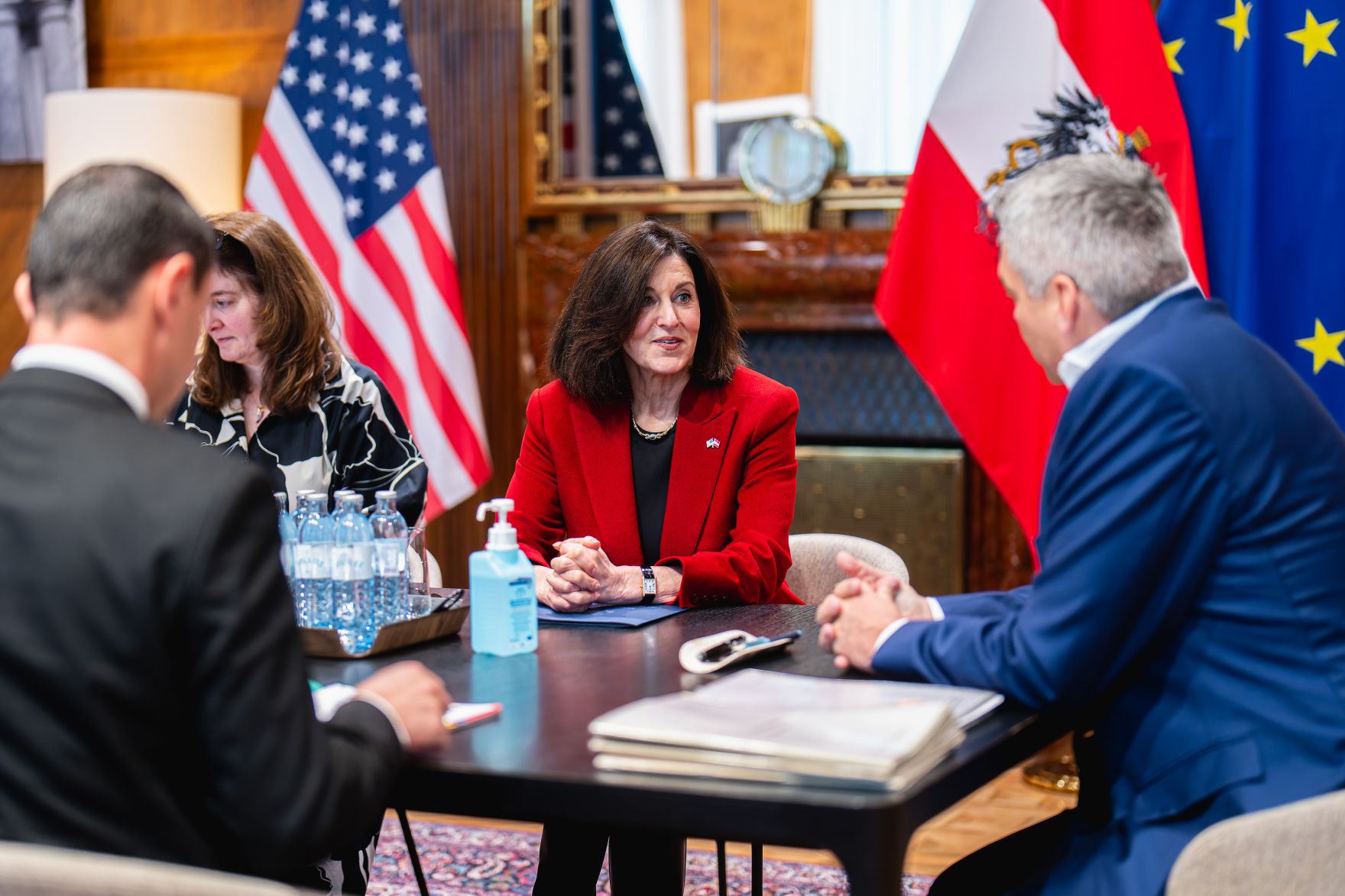 Am 21. November 2024 empfing Bundeskanzler Karl Nehammer (r.) die Botschafterin der Vereinigten Staaten von Amerika Victoria Reggie Kennedy (2.v.r.) zu einem Arbeitsgespr&auml;ch im Bundeskanzleramt.