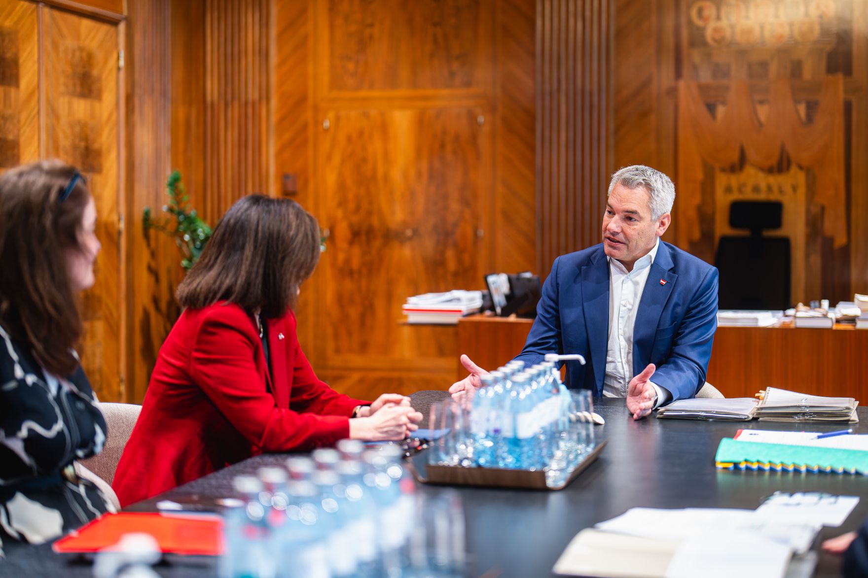 Am 21. November 2024 empfing Bundeskanzler Karl Nehammer (r.) die Botschafterin der Vereinigten Staaten von Amerika Victoria Reggie Kennedy (2.v.l..) zu einem Arbeitsgespr&auml;ch im Bundeskanzleramt.