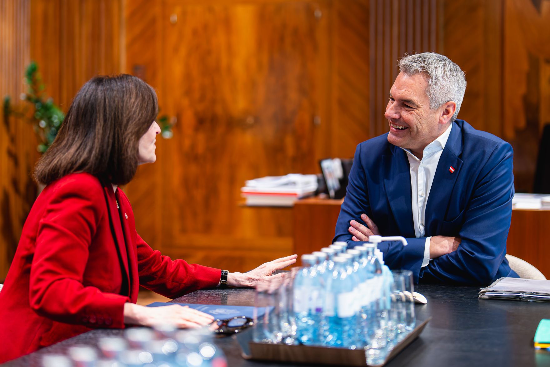 Am 21. November 2024 empfing Bundeskanzler Karl Nehammer (r.) die Botschafterin der Vereinigten Staaten von Amerika Victoria Reggie Kennedy (l.) zu einem Arbeitsgespr&auml;ch im Bundeskanzleramt.