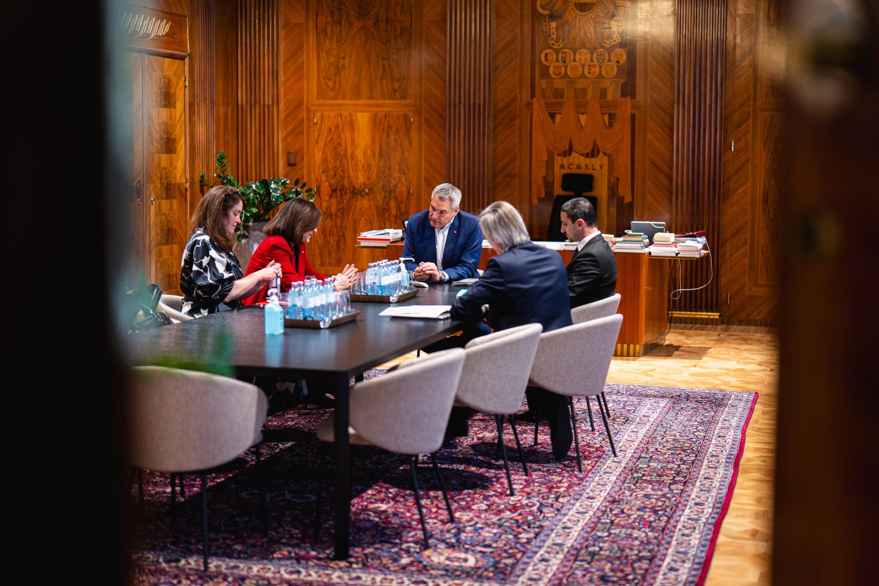 Am 21. November 2024 empfing Bundeskanzler Karl Nehammer (m.) die Botschafterin der Vereinigten Staaten von Amerika Victoria Reggie Kennedy (m.l.) zu einem Arbeitsgespr&auml;ch im Bundeskanzleramt.