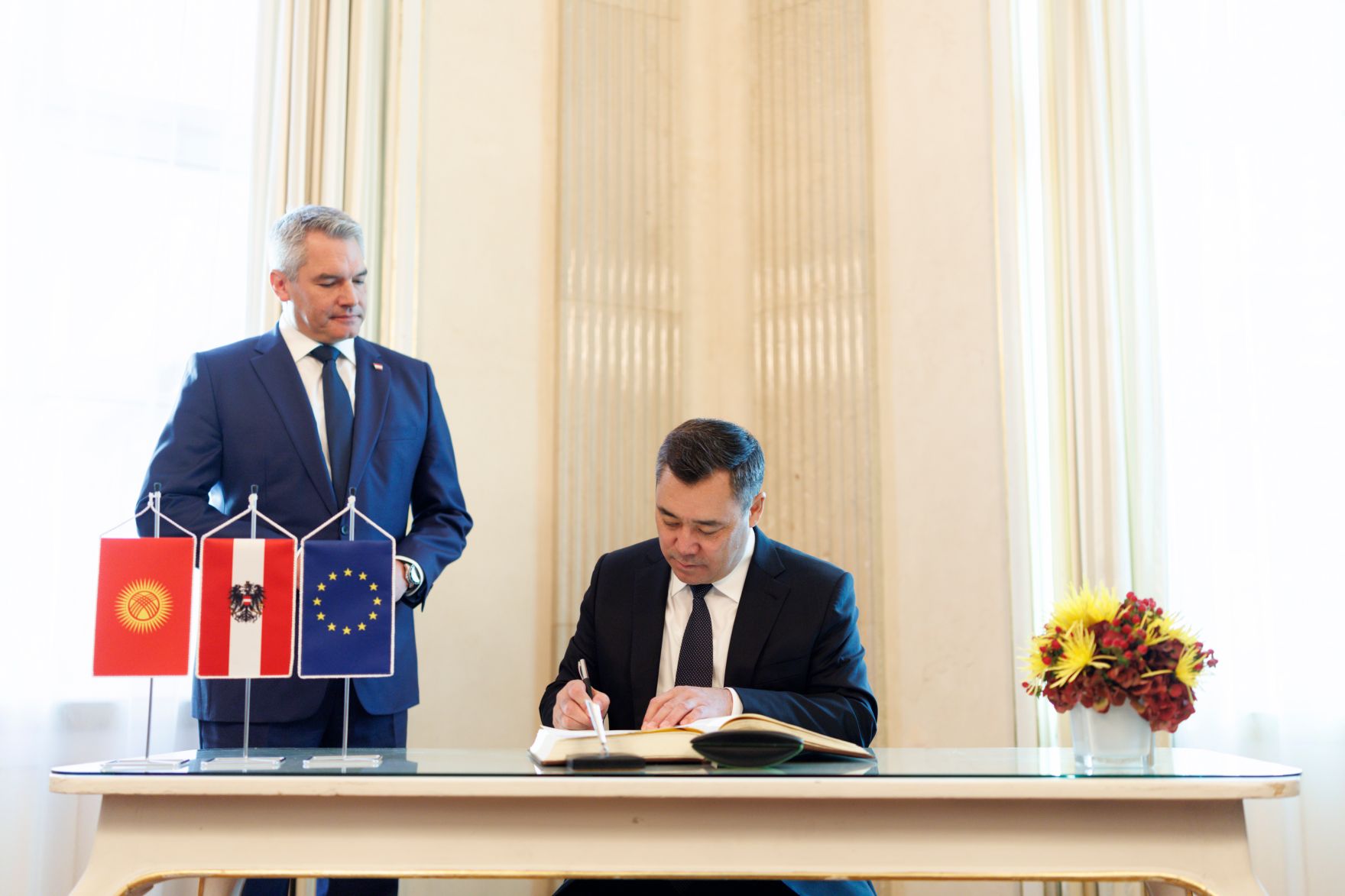 Am 25. November 2024 empfing Bundeskanzler Karl Nehammer (l.) Sadyr Dschaparow (r.) den Pr&auml;sidenten der Kirgisischen Republik zu einem Arbeitsgespr&auml;ch im Bundeskanzleramt.