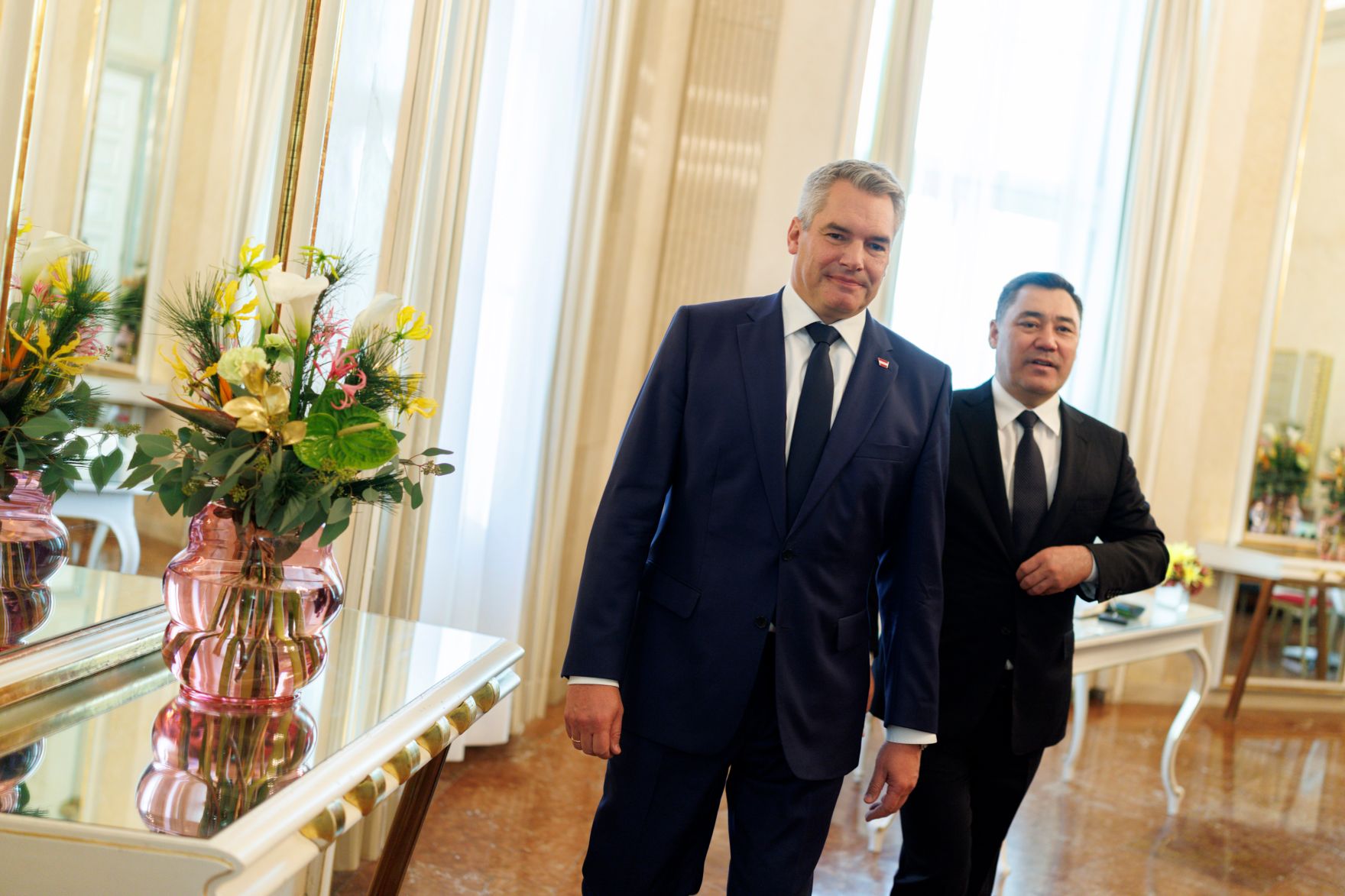 Am 25. November 2024 empfing Bundeskanzler Karl Nehammer (l.) Sadyr Dschaparow (r.) den Pr&auml;sidenten der Kirgisischen Republik zu einem Arbeitsgespr&auml;ch im Bundeskanzleramt.