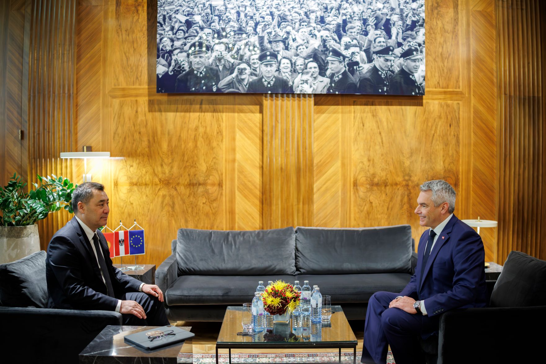 Am 25. November 2024 empfing Bundeskanzler Karl Nehammer (r.) Sadyr Dschaparow (l.) den Pr&auml;sidenten der Kirgisischen Republik zu einem Arbeitsgespr&auml;ch im Bundeskanzleramt.