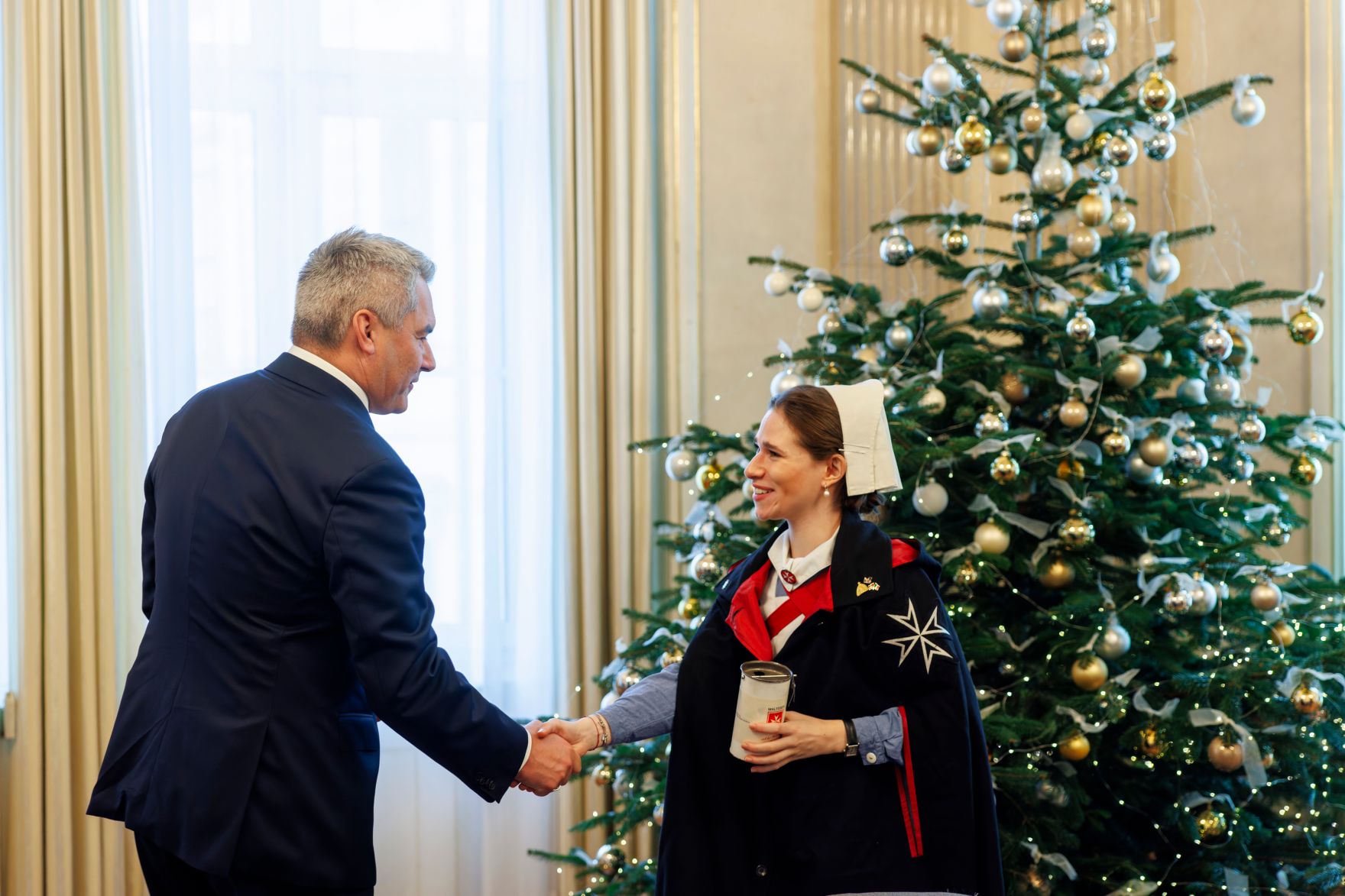 Am 4. Dezember 2024 empfing Bundeskanzler Karl Nehammer (l.) Vertreterinnen und Vertreter des MALTESER Hospitaldienstes im Bundeskanzleramt.