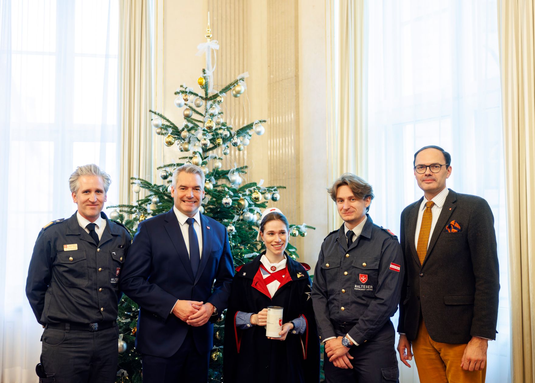 Am 4. Dezember 2024 empfing Bundeskanzler Karl Nehammer (m.l.) Vertreterinnen und Vertreter des MALTESER Hospitaldienstes im Bundeskanzleramt.