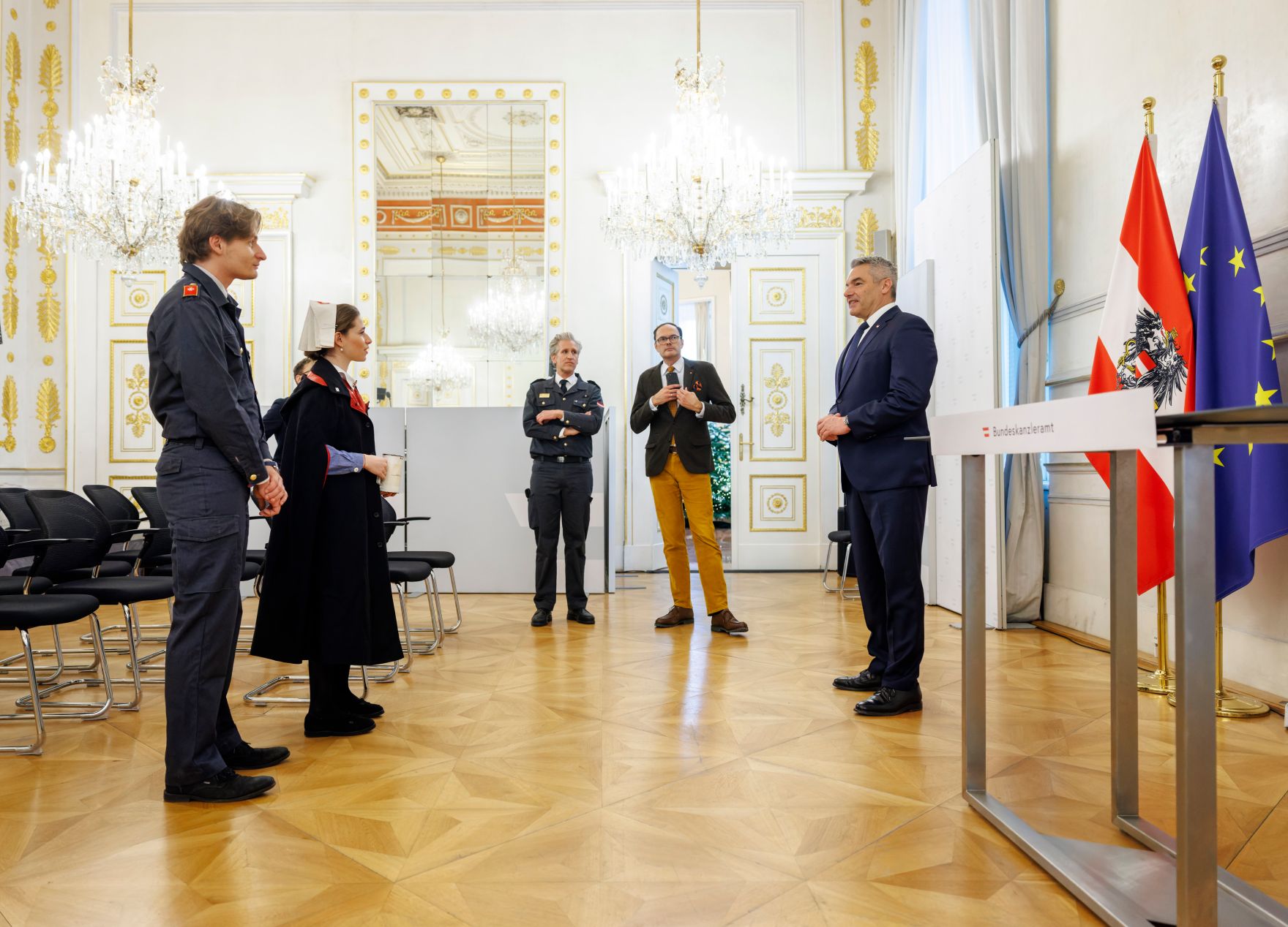 Am 4. Dezember 2024 empfing Bundeskanzler Karl Nehammer (r.) Vertreterinnen und Vertreter des MALTESER Hospitaldienstes im Bundeskanzleramt.