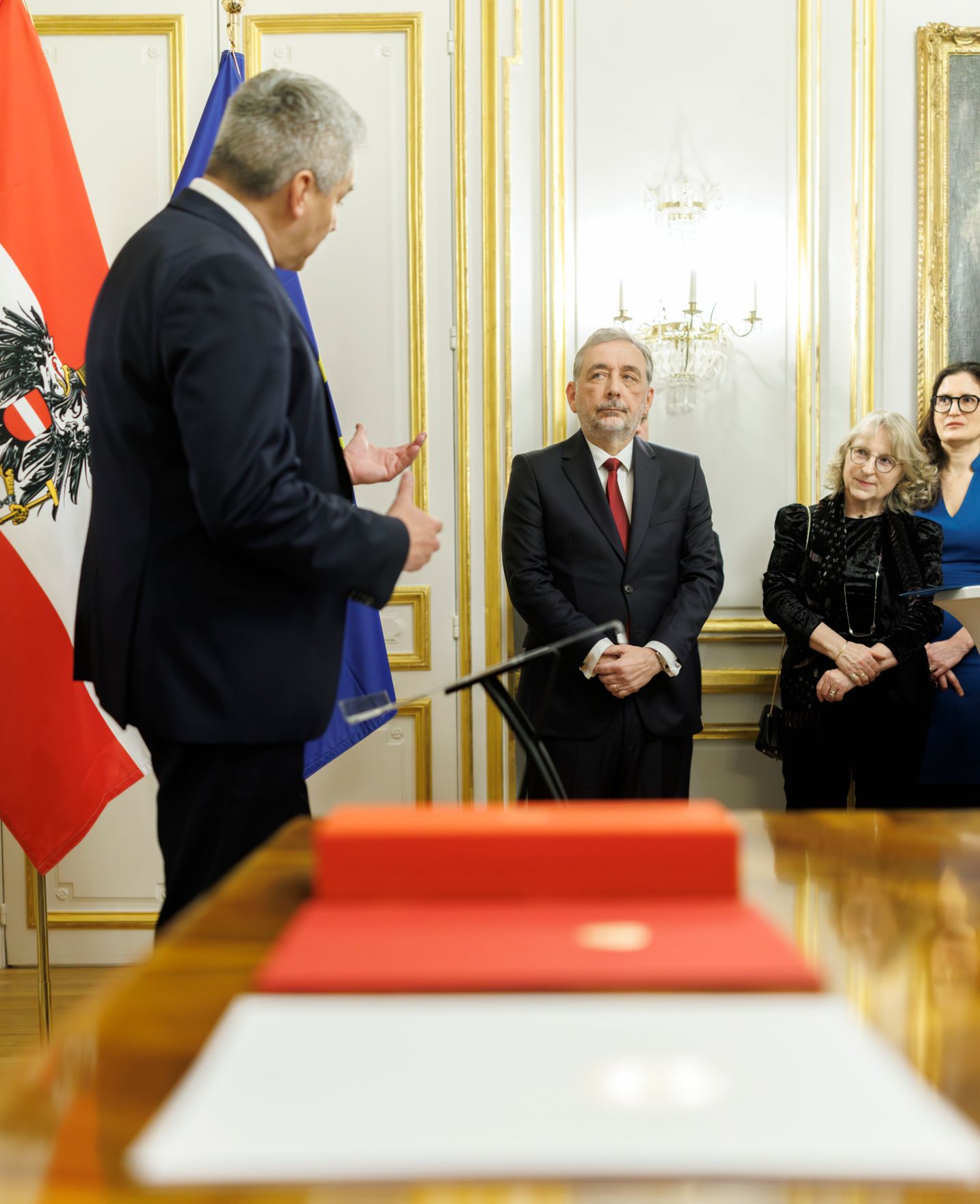 Am 6. Dezember 2024 reiste Bundeskanzler Karl Nehammer (l.) anl&auml;sslich der Er&ouml;ffnungszeremonie im Notre Dame de Paris zu einem mehrt&auml;gigen Arbeitsbesuch nach Paris. Im Bild bei der Ordensverleihung an Pr&auml;sident Gilles P&eacute;cout (r.).