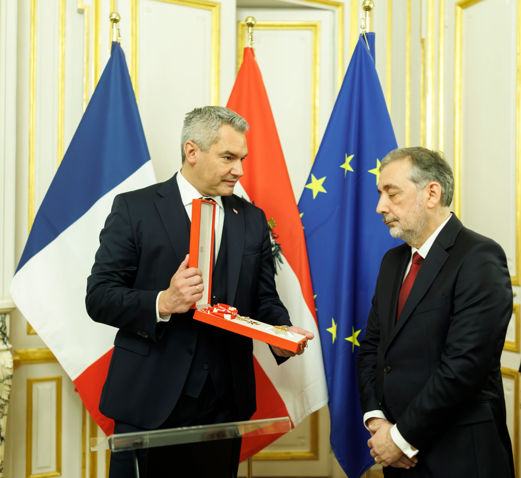 Am 6. Dezember 2024 reiste Bundeskanzler Karl Nehammer (l.) anl&auml;sslich der Er&ouml;ffnungszeremonie im Notre Dame de Paris zu einem mehrt&auml;gigen Arbeitsbesuch nach Paris. Im Bild bei der Ordensverleihung an Pr&auml;sident Gilles P&eacute;cout (r.).