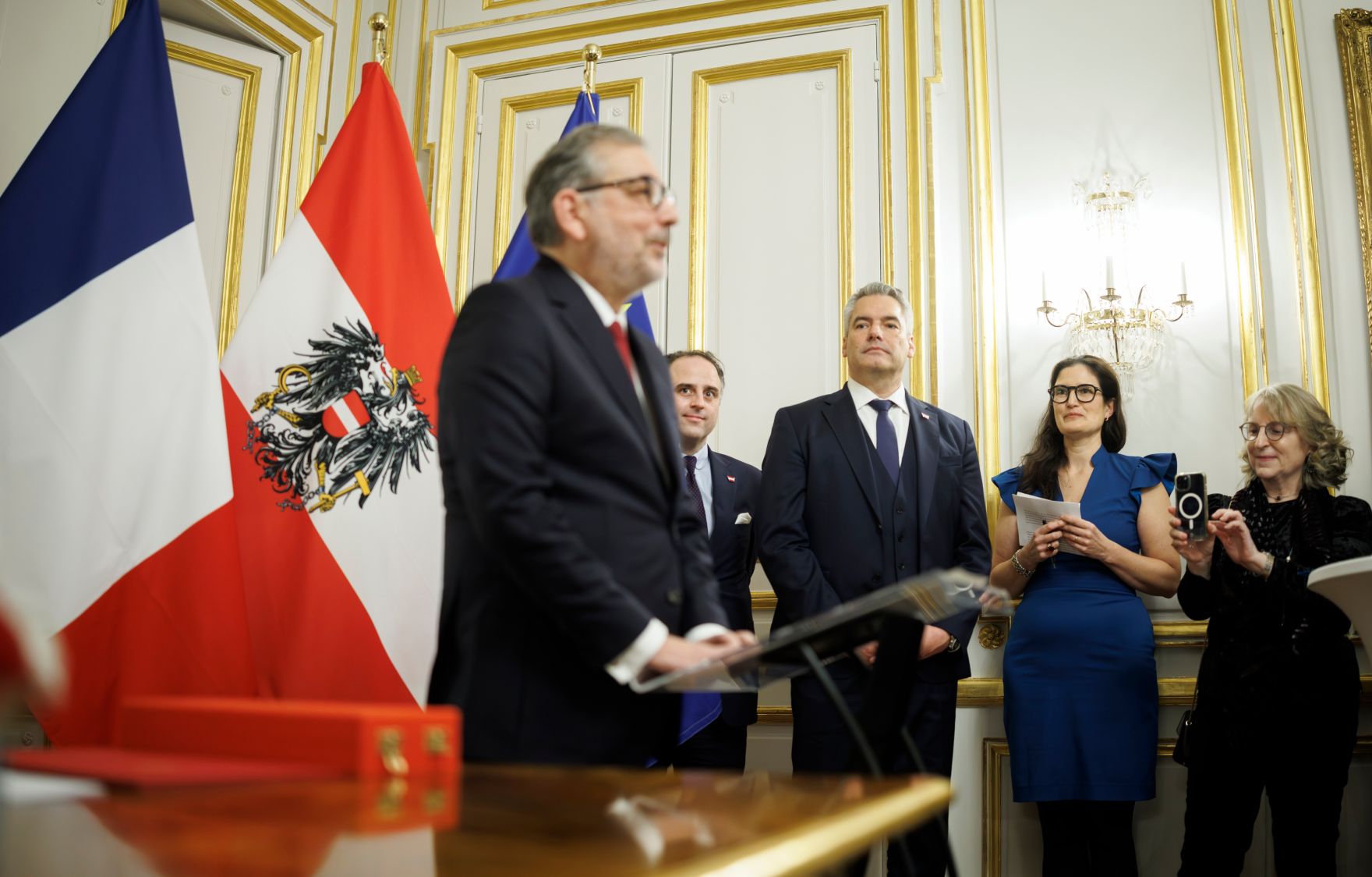 Am 6. Dezember 2024 reiste Bundeskanzler Karl Nehammer anl&auml;sslich der Er&ouml;ffnungszeremonie im Notre Dame de Paris zu einem mehrt&auml;gigen Arbeitsbesuch nach Paris. Im Bild bei der Ordensverleihung an Pr&auml;sident Gilles P&eacute;cout.