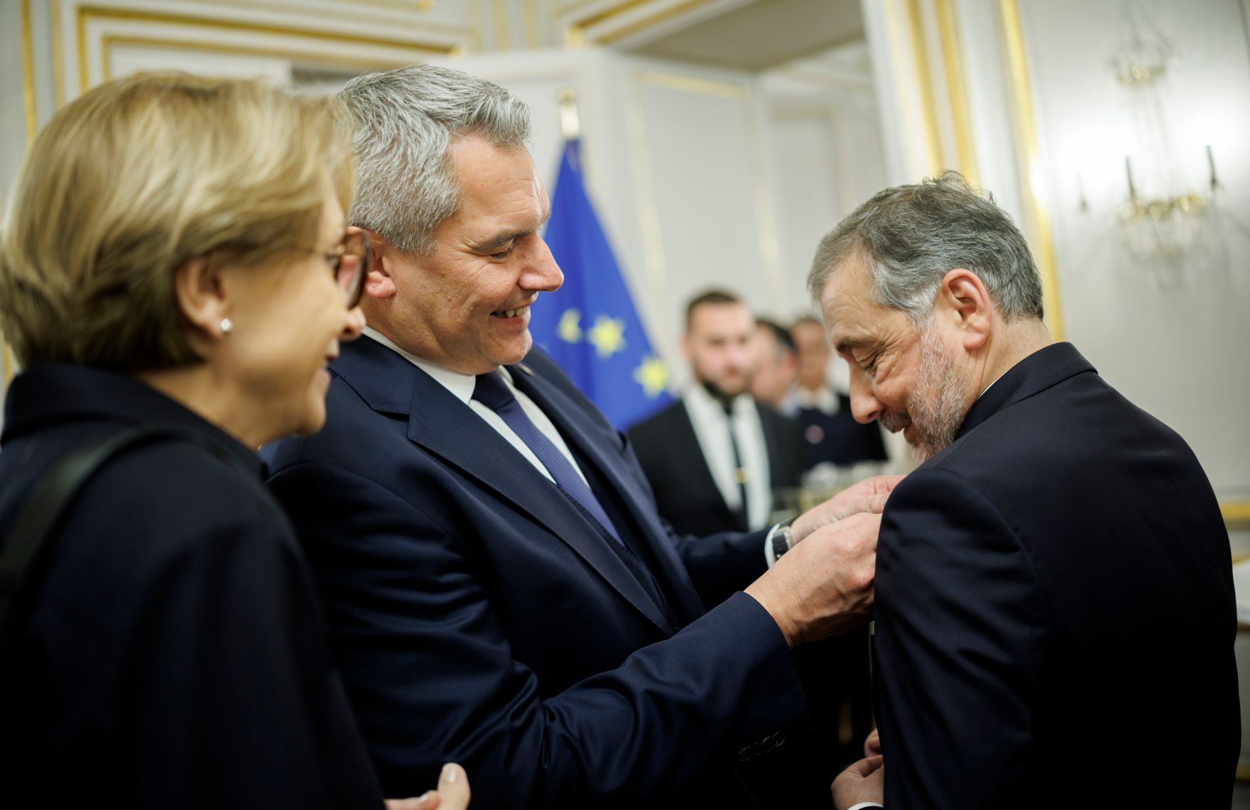 Am 6. Dezember 2024 reiste Bundeskanzler Karl Nehammer (m.) anl&auml;sslich der Er&ouml;ffnungszeremonie im Notre Dame de Paris zu einem mehrt&auml;gigen Arbeitsbesuch nach Paris. Im Bild bei der Ordensverleihung an Pr&auml;sident Gilles P&eacute;cout (r.).