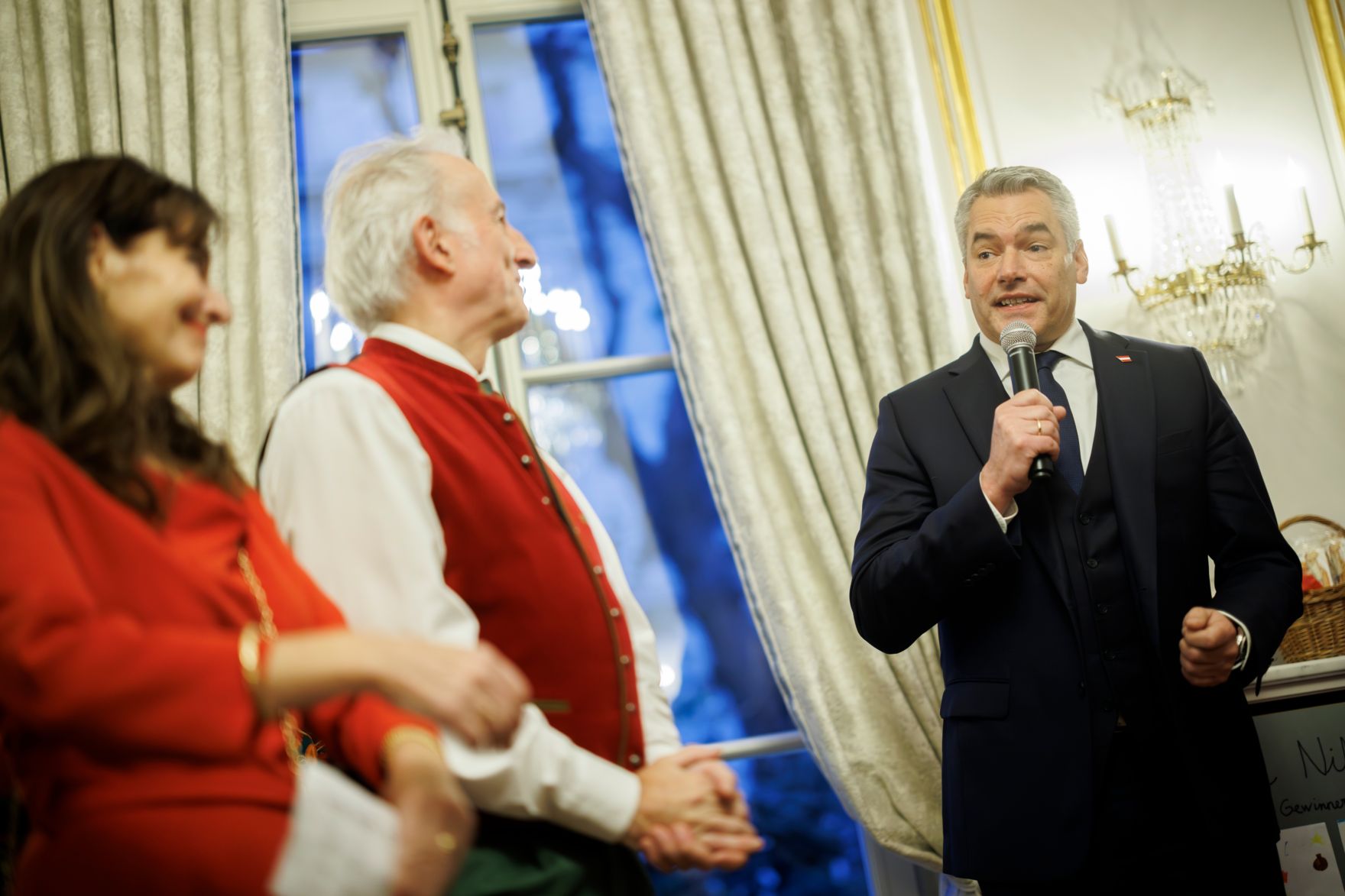 Am 7. Dezember 2024 reiste Bundeskanzler Karl Nehammer (m.) anl&auml;sslich der Er&ouml;ffnungszeremonie im Notre Dame de Paris zu einem mehrt&auml;gigen Arbeitsbesuch nach Paris. Im Bild bei der Adventfeier der &Ouml;sterreich Vereinigung in Paris.