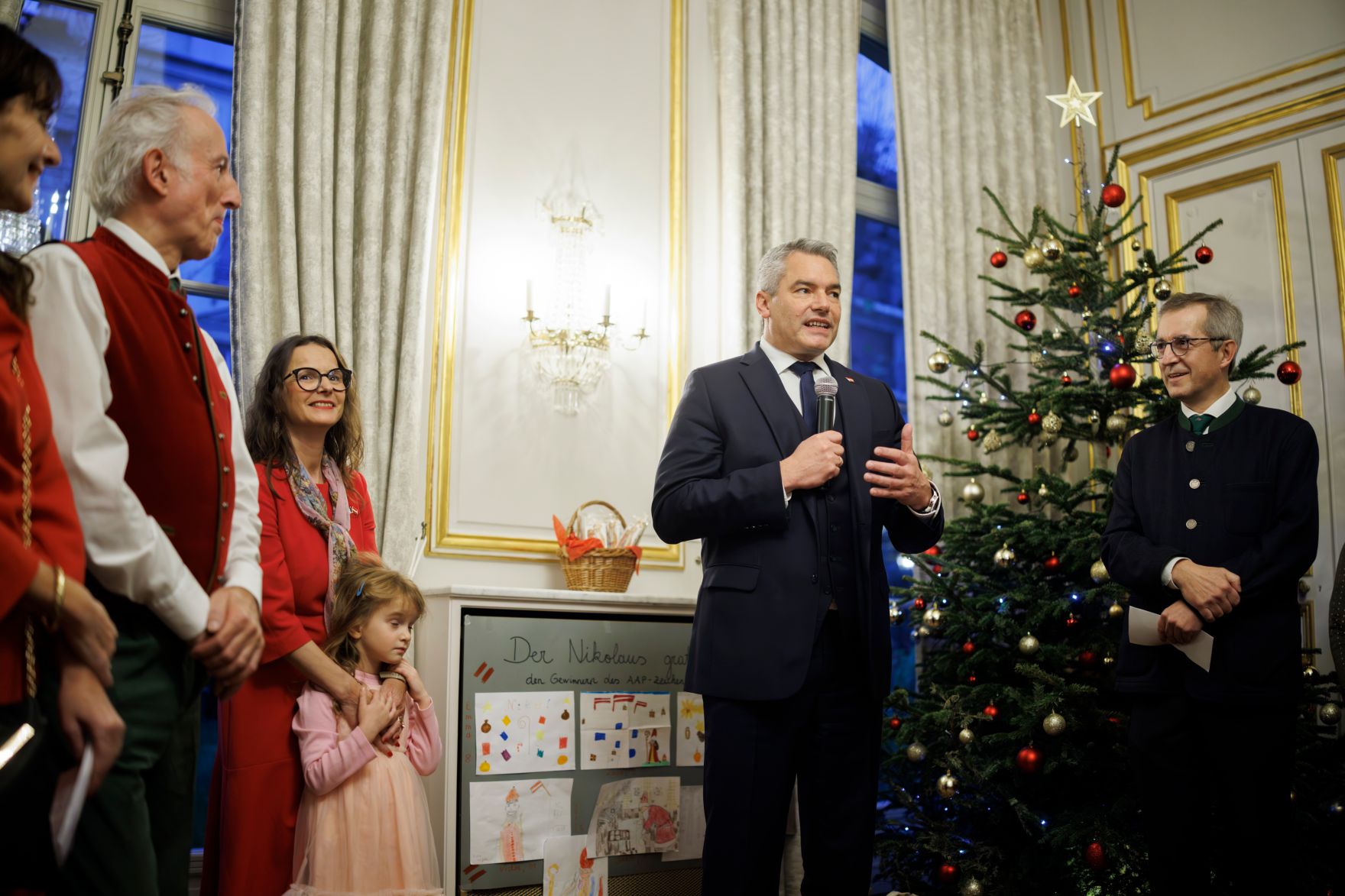 Am 7. Dezember 2024 reiste Bundeskanzler Karl Nehammer (m.) anl&auml;sslich der Er&ouml;ffnungszeremonie im Notre Dame de Paris zu einem mehrt&auml;gigen Arbeitsbesuch nach Paris. Im Bild bei der Adventfeier der &Ouml;sterreich Vereinigung in Paris.
