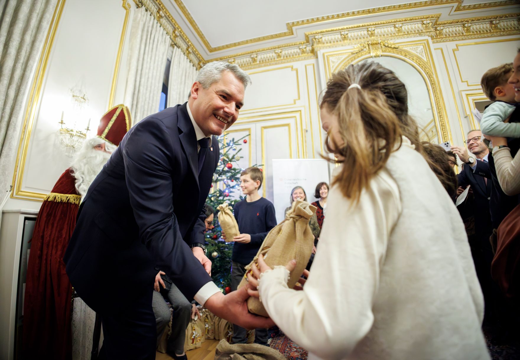 Am 7. Dezember 2024 reiste Bundeskanzler Karl Nehammer (l.) anl&auml;sslich der Er&ouml;ffnungszeremonie im Notre Dame de Paris zu einem mehrt&auml;gigen Arbeitsbesuch nach Paris. Im Bild bei der Adventfeier der &Ouml;sterreich Vereinigung in Paris.