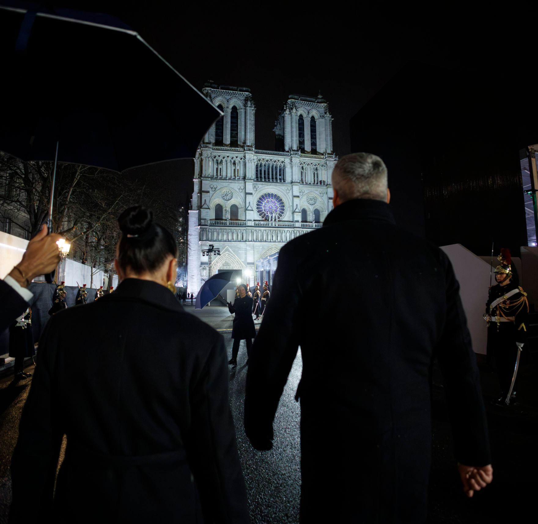 Am 7. Dezember 2024 reiste Bundeskanzler Karl Nehammer (r.) anl&auml;sslich der Er&ouml;ffnungszeremonie im Notre Dame de Paris zu einem mehrt&auml;gigen Arbeitsbesuch nach Paris.