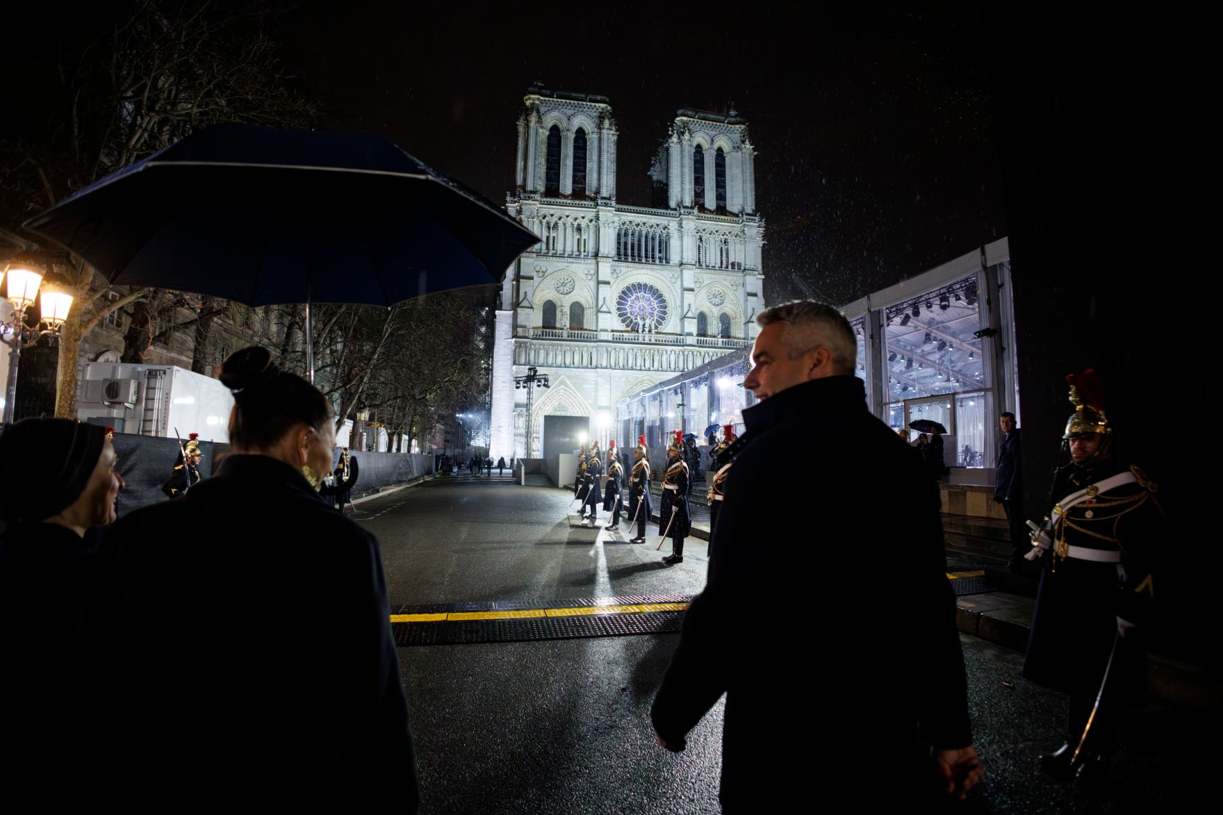 Am 7. Dezember 2024 reiste Bundeskanzler Karl Nehammer (r.) anl&auml;sslich der Er&ouml;ffnungszeremonie im Notre Dame de Paris zu einem mehrt&auml;gigen Arbeitsbesuch nach Paris.