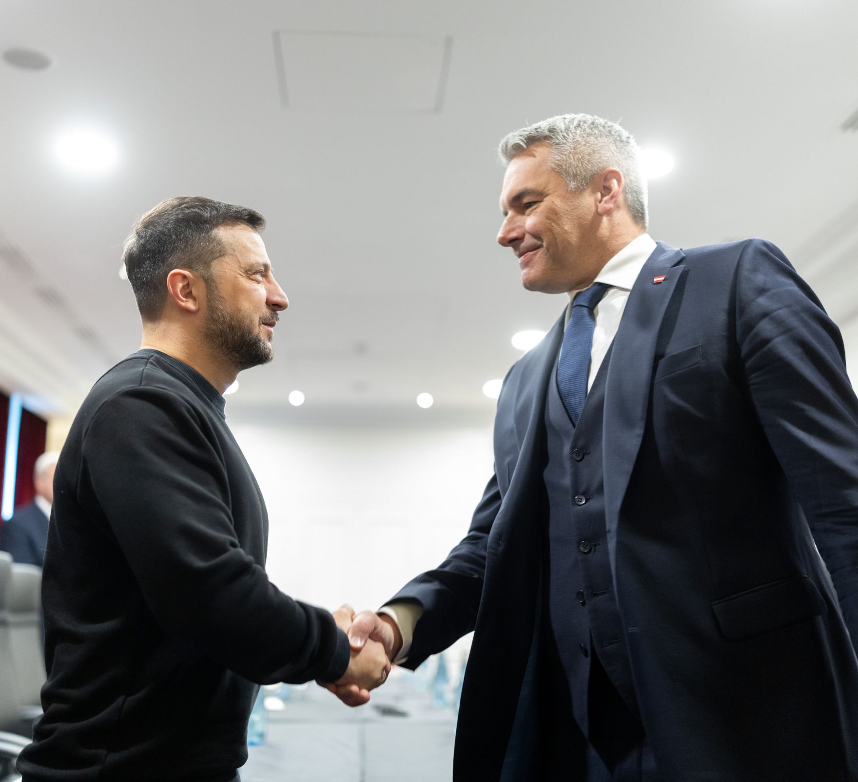 Am 7. Dezember 2024 reiste Bundeskanzler Karl Nehammer (r.) anl&auml;sslich der Er&ouml;ffnungszeremonie im Notre Dame de Paris zu einem mehrt&auml;gigen Arbeitsbesuch nach Paris. Im Bild mit dem ukrainischen Pr&auml;sidenten Wolodymyr Selenskyj (l.).