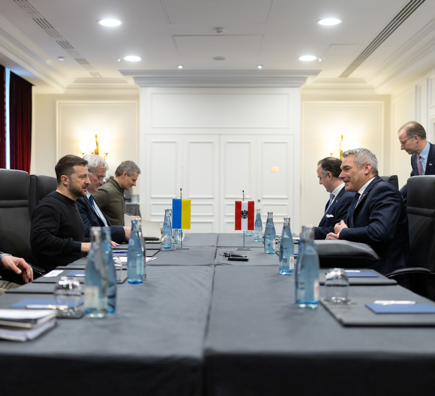 Am 7. Dezember 2024 reiste Bundeskanzler Karl Nehammer (r.) anl&auml;sslich der Er&ouml;ffnungszeremonie im Notre Dame de Paris zu einem mehrt&auml;gigen Arbeitsbesuch nach Paris. Im Bild mit dem ukrainischen Pr&auml;sidenten Wolodymyr Selenskyj (l.).