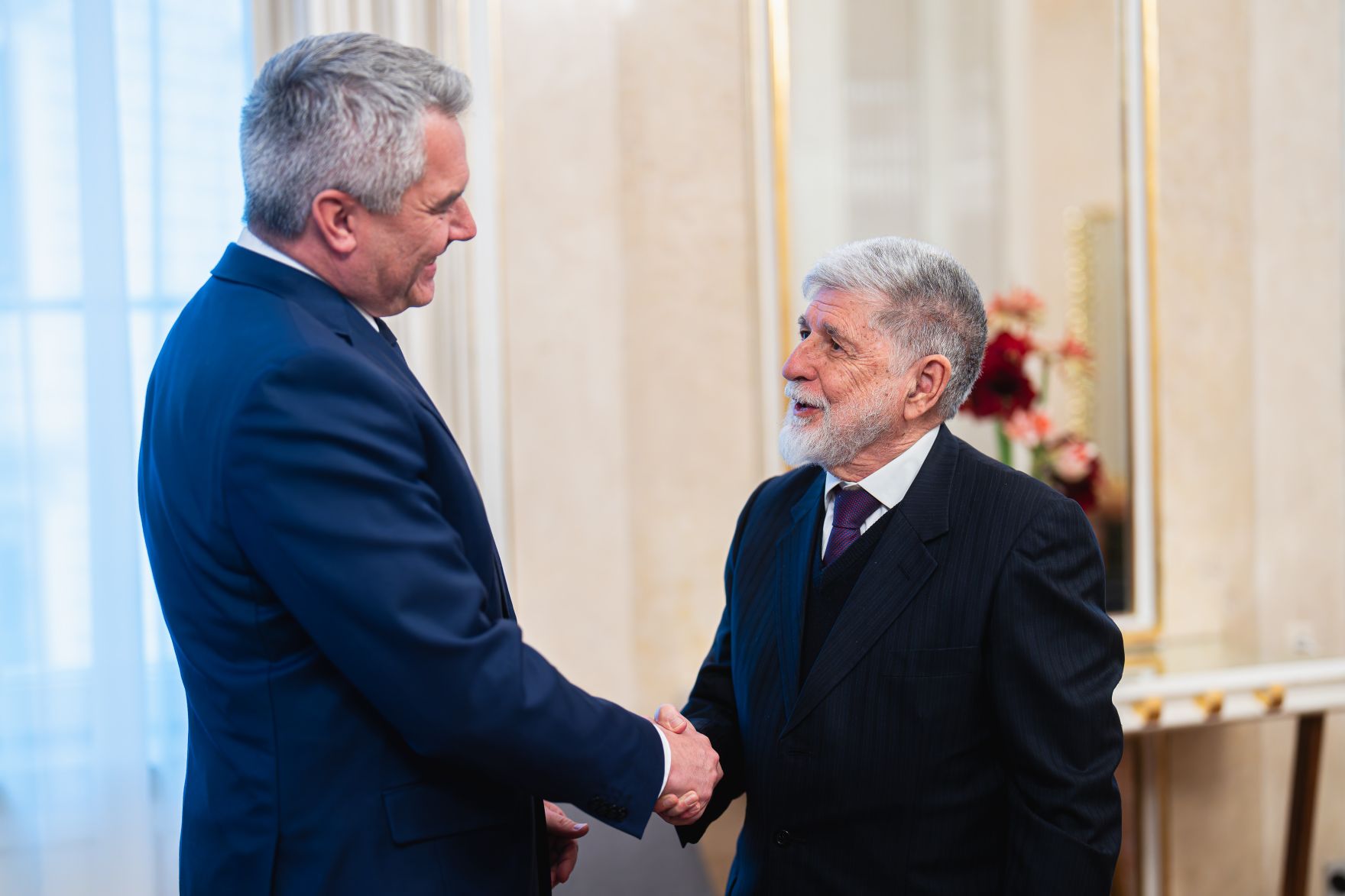 Am 9. Dezember 2024 empfing Bundeskanzler Karl Nehammer (l.) den Chefberater des brasilianischen Pr&auml;sidenten Celso Amorim (r.) zu einem Arbeitsgespr&auml;ch.