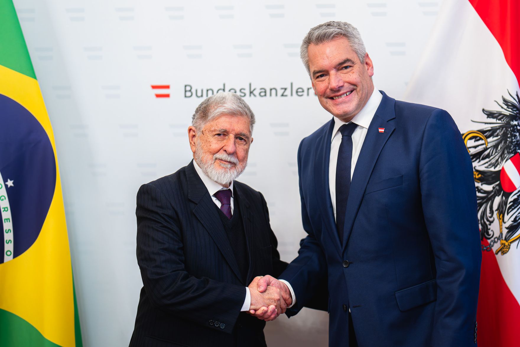 Am 9. Dezember 2024 empfing Bundeskanzler Karl Nehammer (r.) den Chefberater des brasilianischen Pr&auml;sidenten Celso Amorim (l.) zu einem Arbeitsgespr&auml;ch.