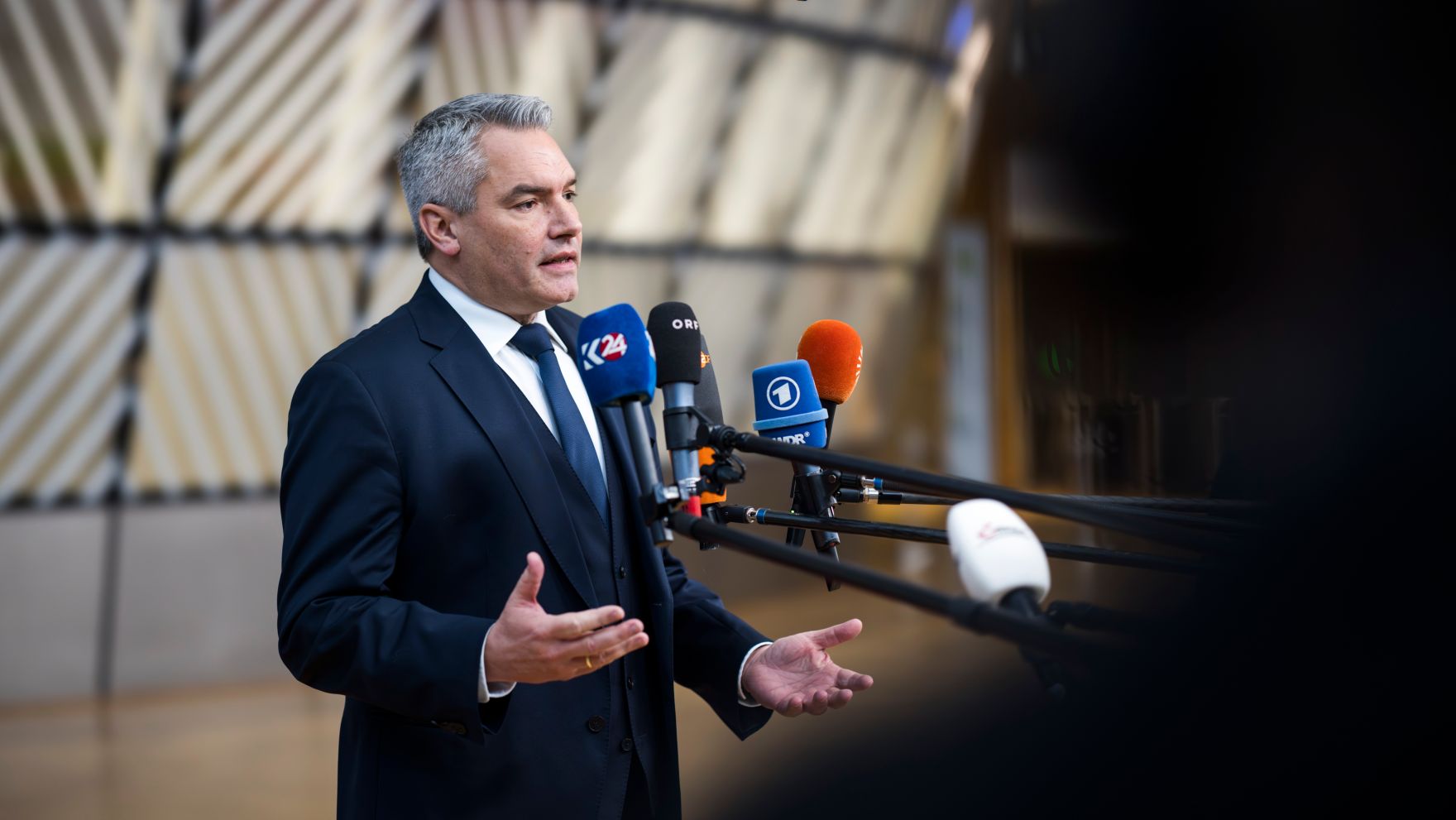 Am 19. Dezember 2024 nahm Bundeskanzler Karl Nehammer (l.) an dem Treffen der EU-Staats- und Regierungschefs in Br&uuml;ssel teil. Im Bild beim Doorstep.