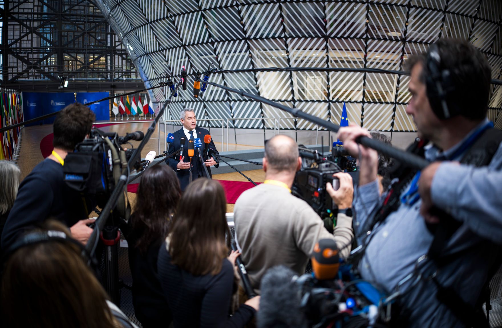 Am 19. Dezember 2024 nahm Bundeskanzler Karl Nehammer (l.) an dem Treffen der EU-Staats- und Regierungschefs in Br&uuml;ssel teil. Im Bild beim Doorstep.
