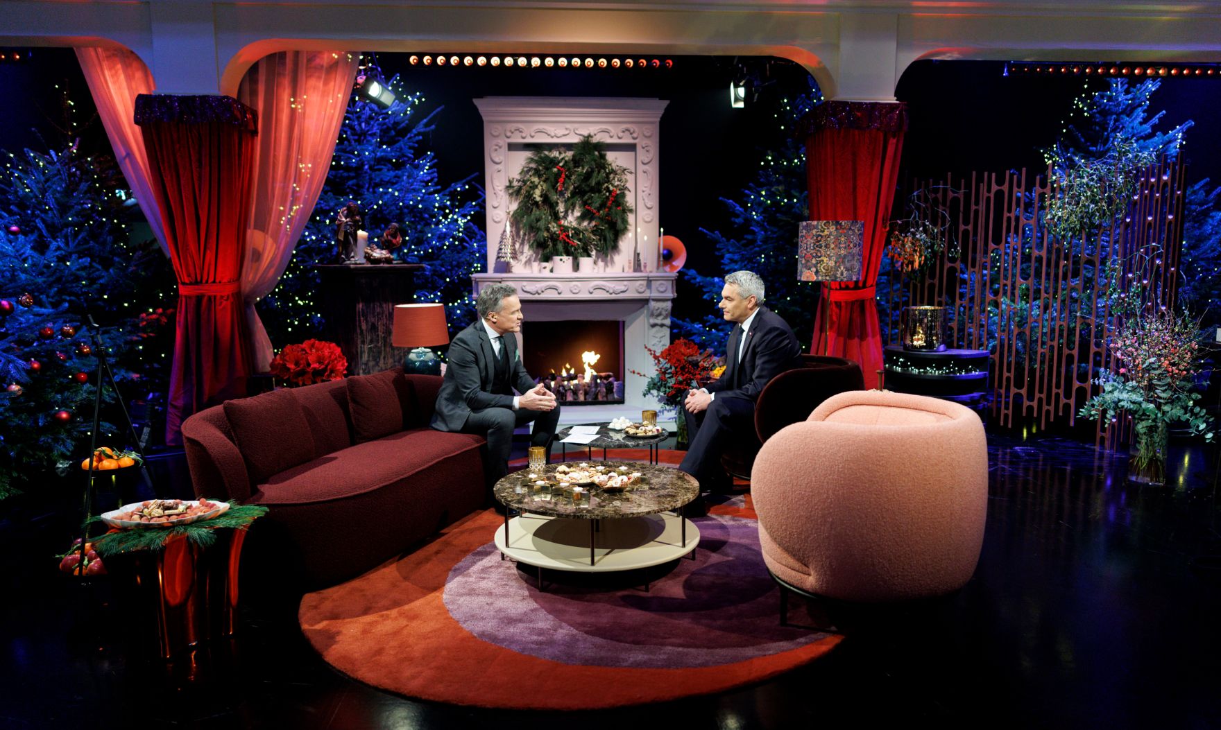 Am 24. Dezember 2024 nahm Bundeskanzler Karl Nehammer (r.) an der Licht ins Dunkel Spendenaktion im ORF Zentrum Wien teil.