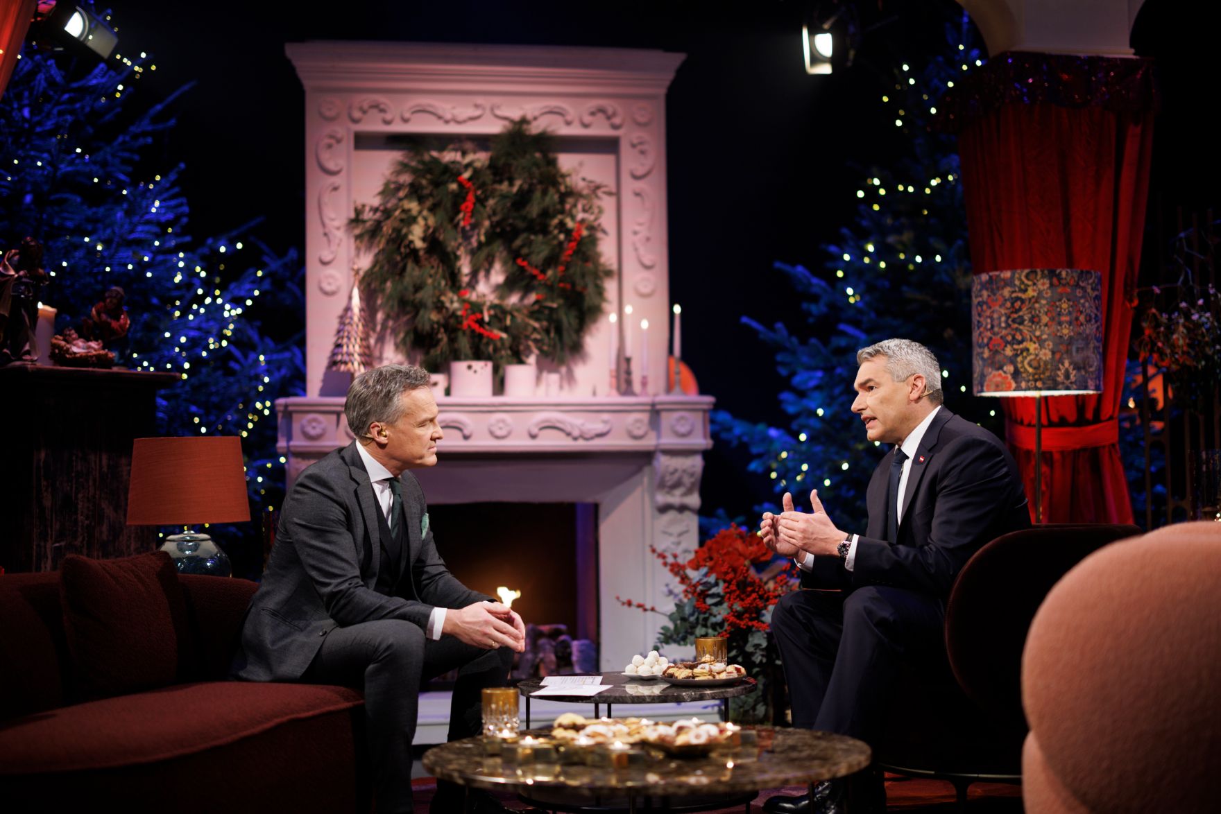 Am 24. Dezember 2024 nahm Bundeskanzler Karl Nehammer (r.) an der Licht ins Dunkel Spendenaktion im ORF Zentrum Wien teil.