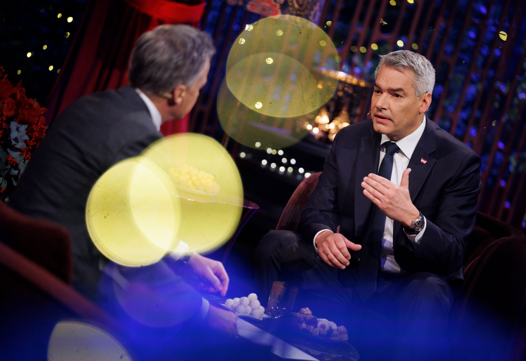 Am 24. Dezember 2024 nahm Bundeskanzler Karl Nehammer (r.) an der Licht ins Dunkel Spendenaktion im ORF Zentrum Wien teil.